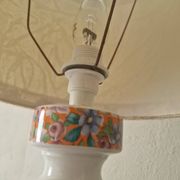 Lampe vintage en céramique orange fleurie
