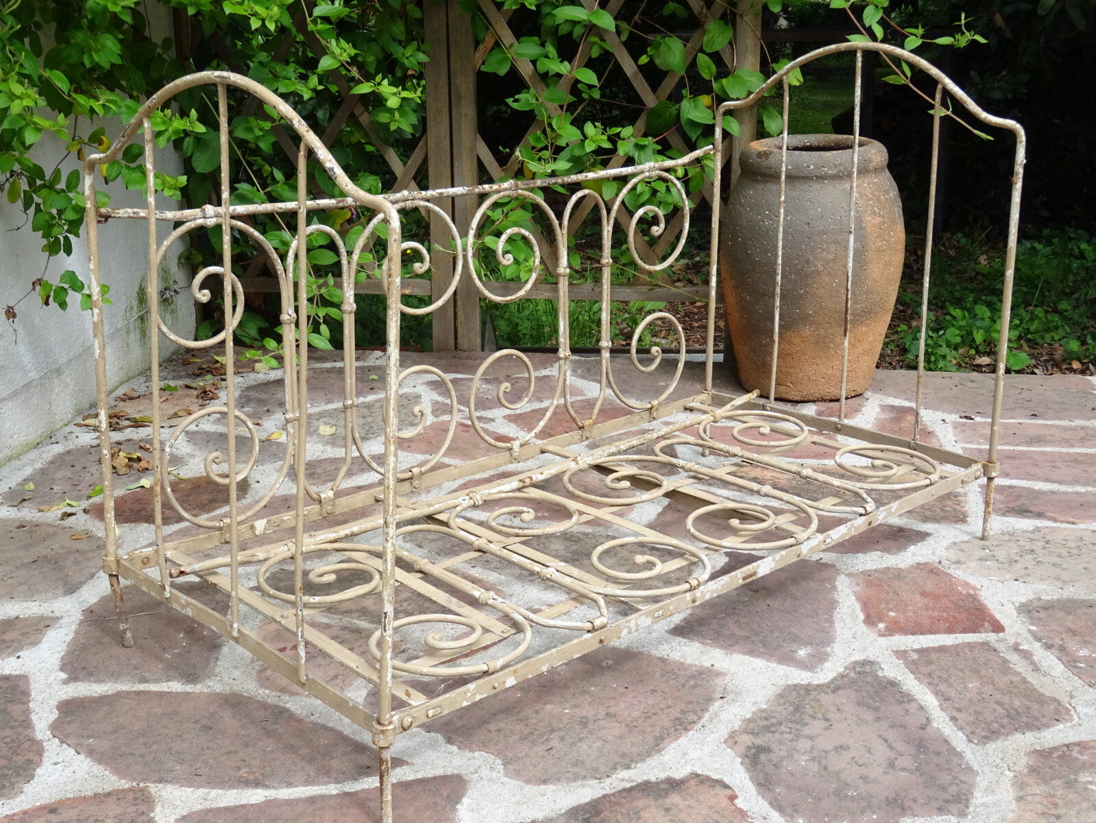 Lit banquette pliant en fer forgé