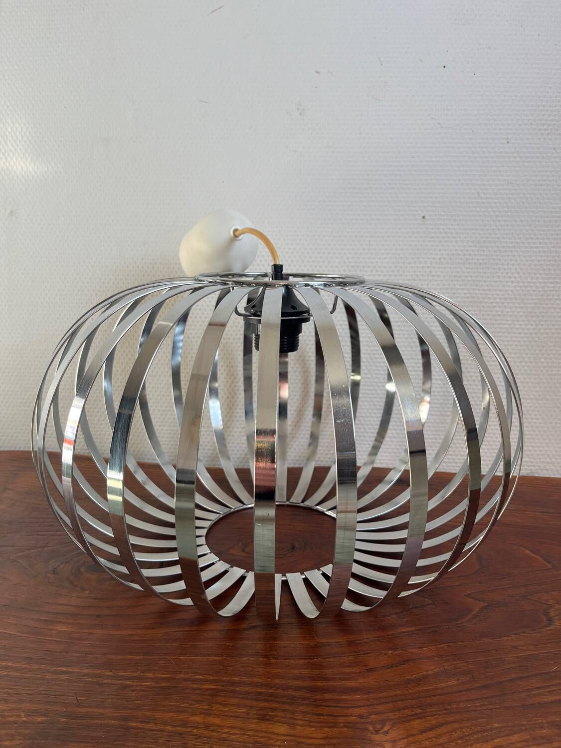 Arditi Italy saucer pendant light from the 80s with metal strips