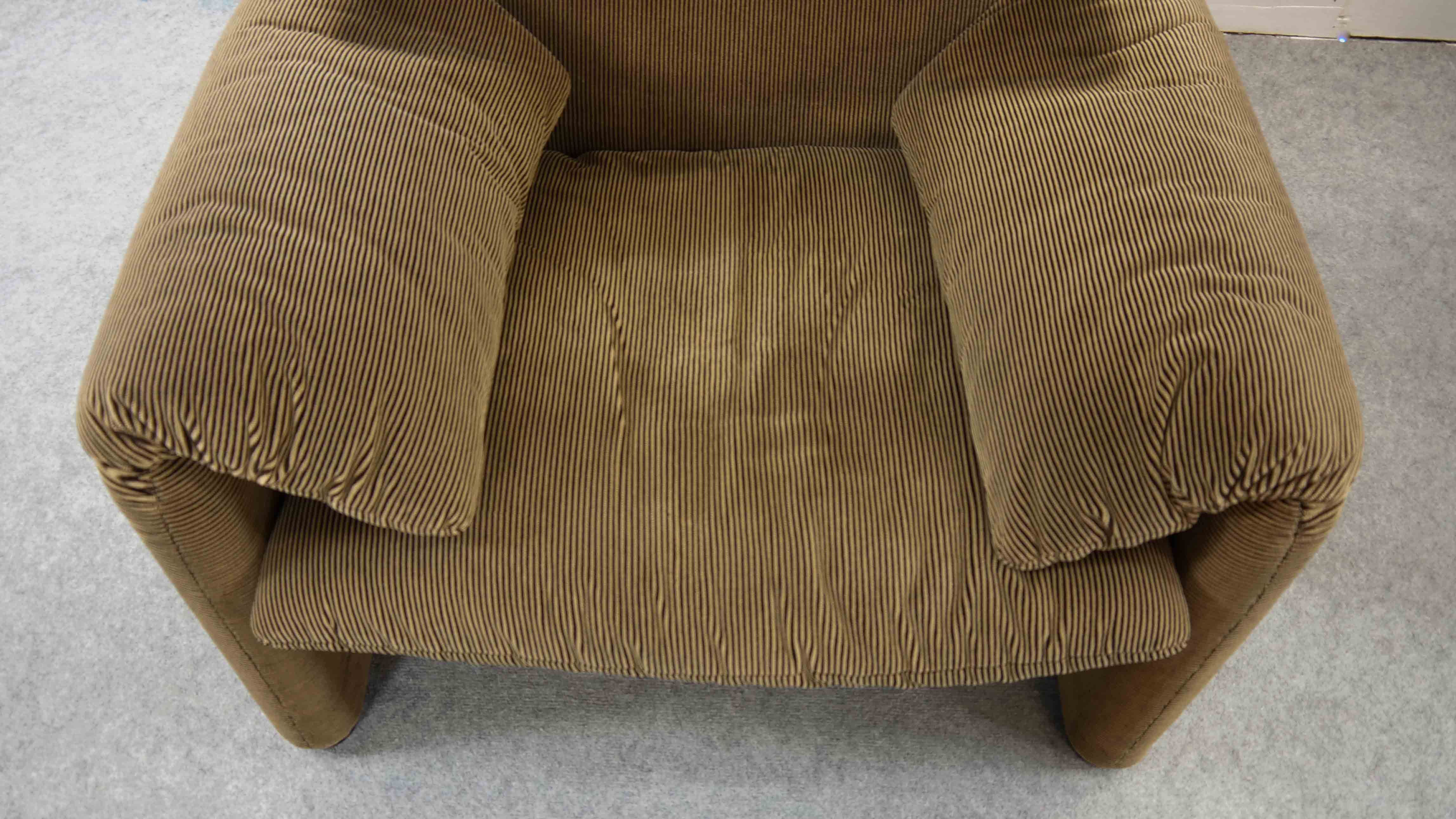 Pair of Maralunga Lounge Chairs by Vico Magistretti for Cassina, Italy