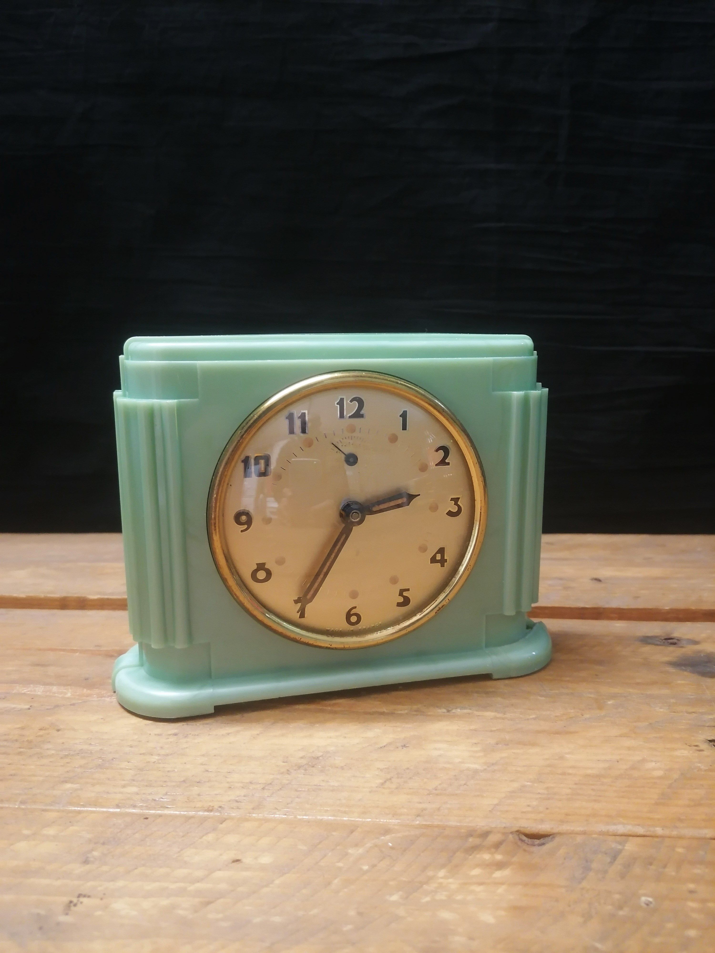 JAZ Pendulette / Mechanical Awakening - Art Deco Style - Mint Color - 1950s