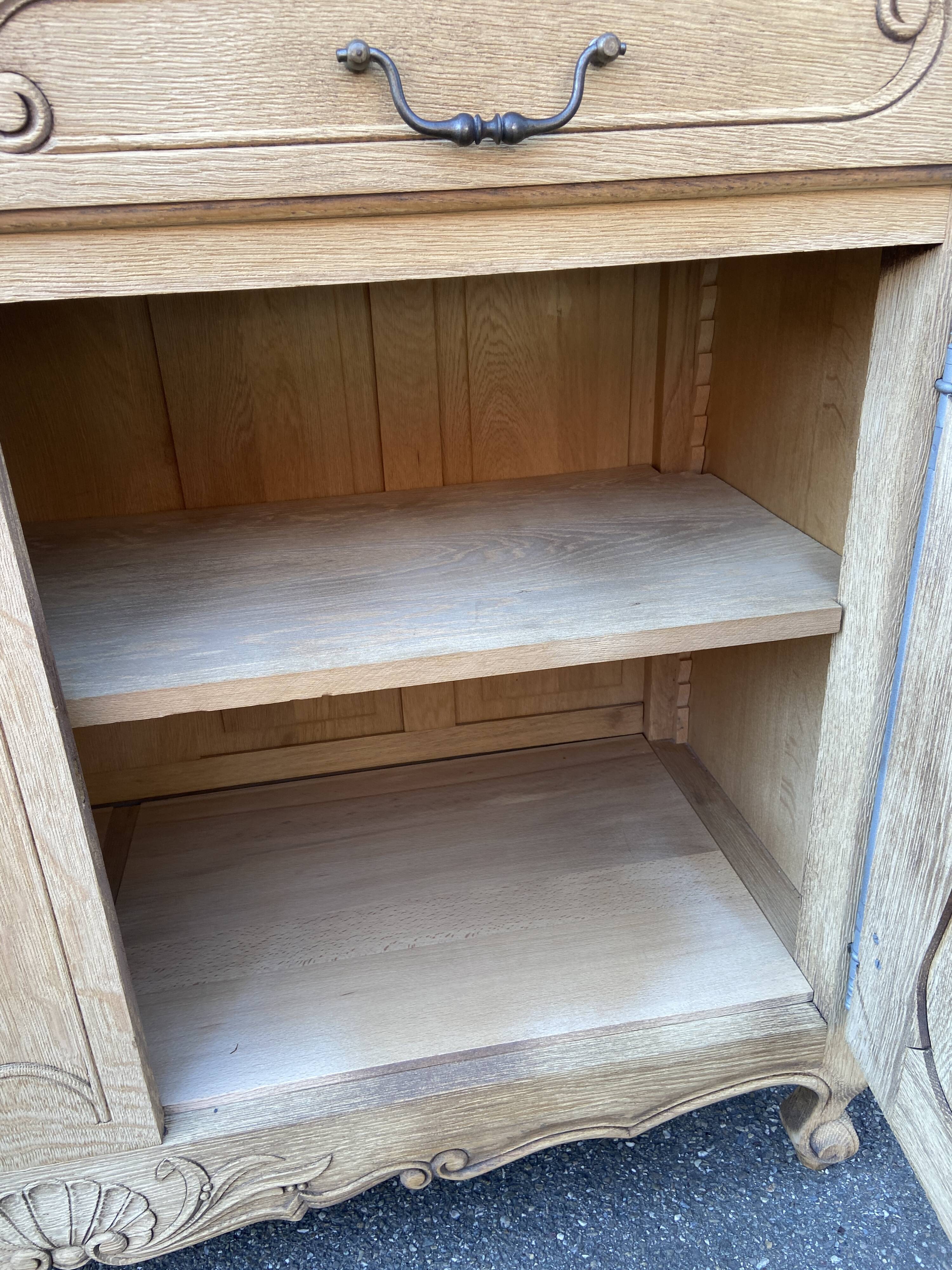 Buffet Baroque Louis XV in natural oak