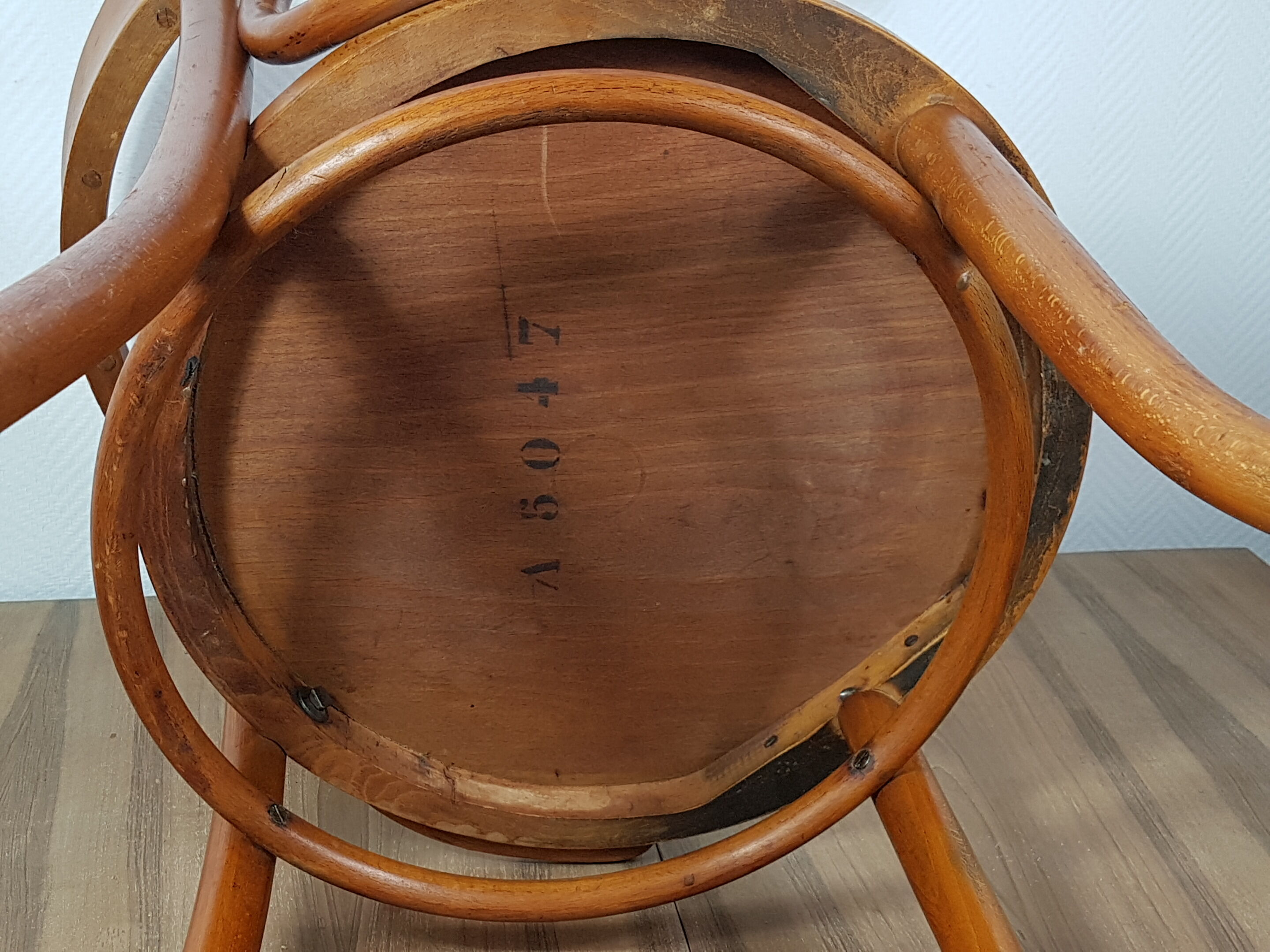 Old curved wooden armchair, 1930/1950. 78x58x48 cm.