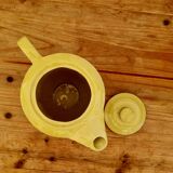 Théière en céramique jaune vintage