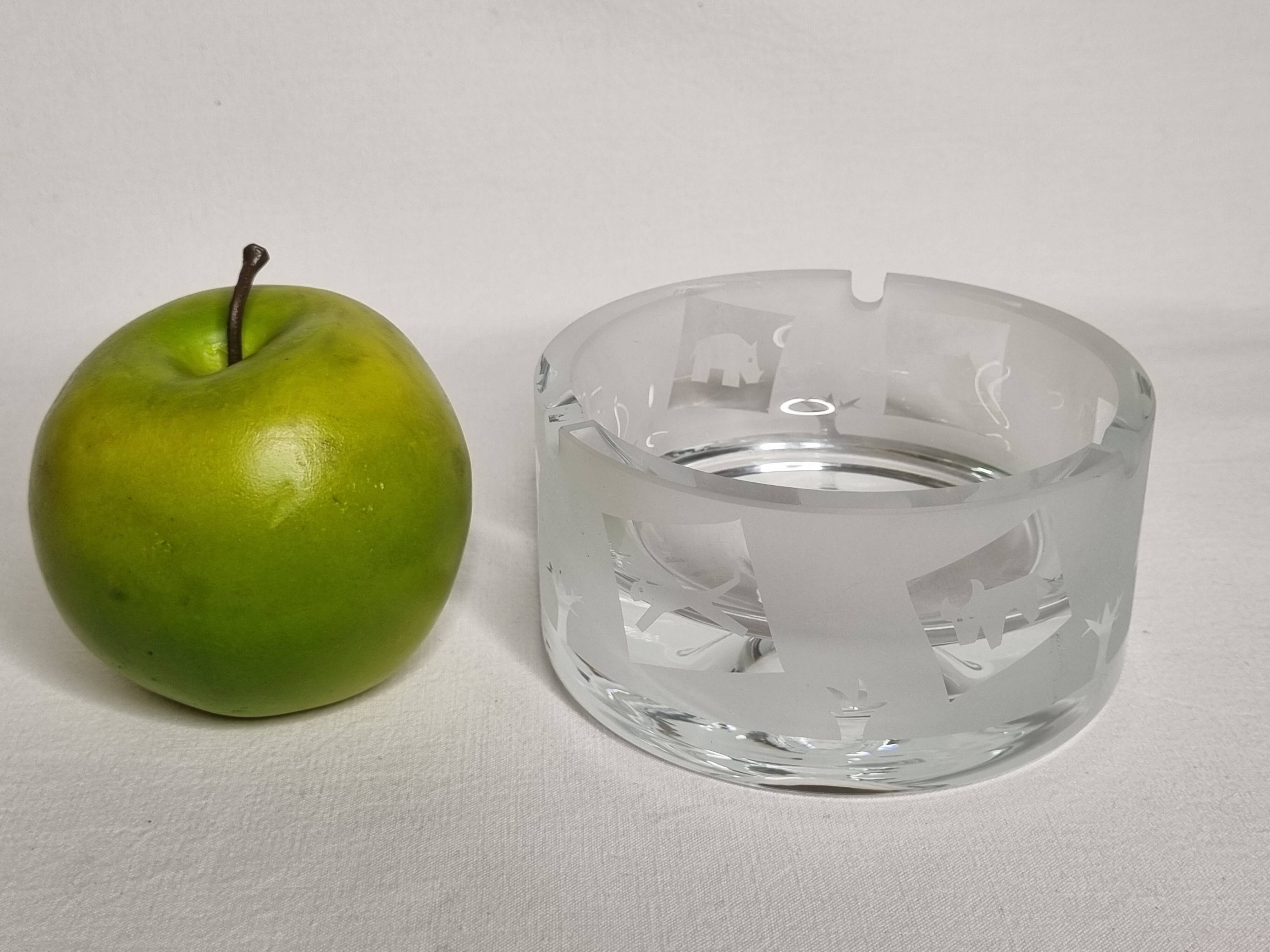 Thick frosted glass ashtray and pocket tray, 1980s savannah design, 13 cm.