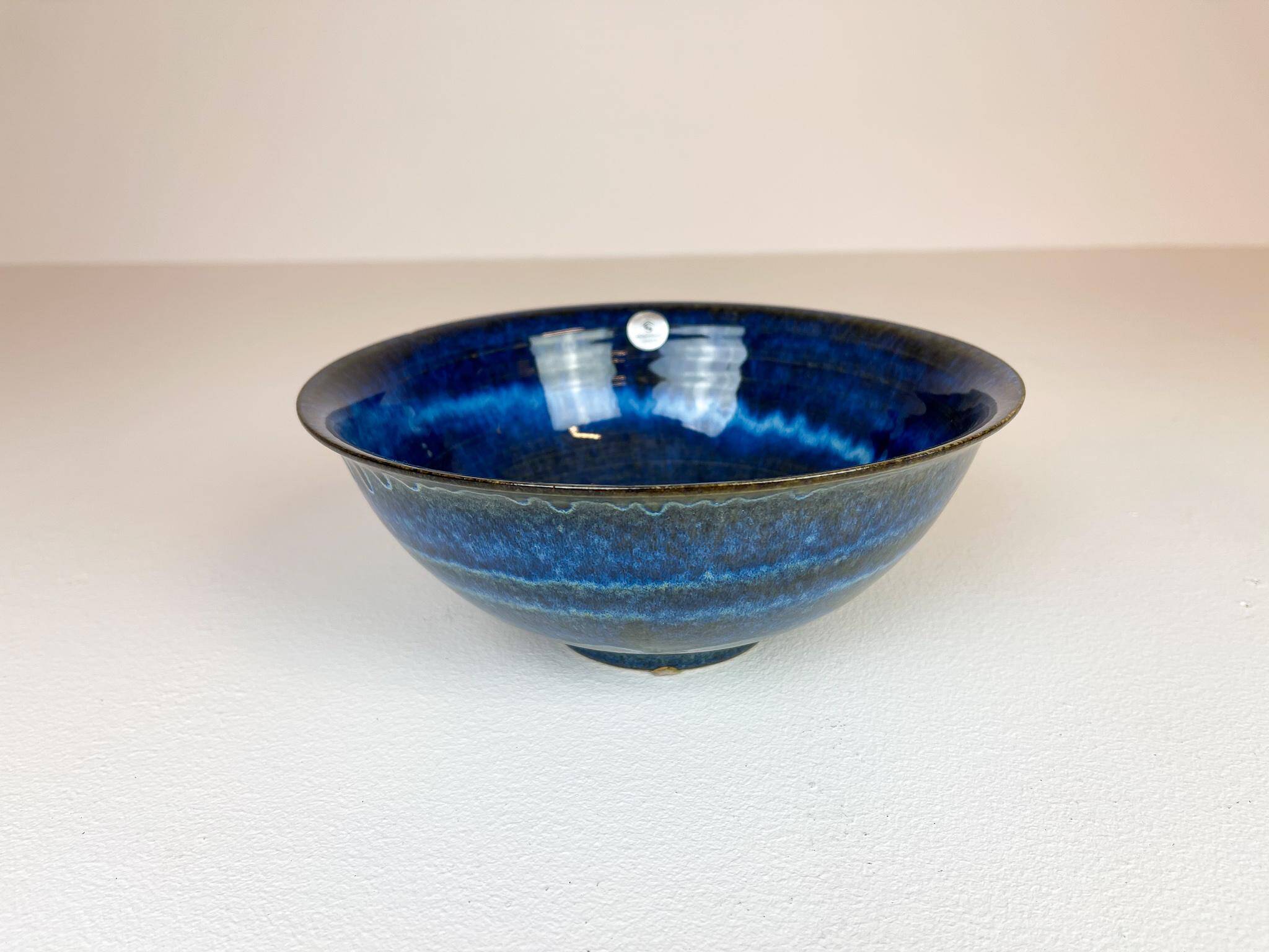 Modernist ceramic bowl by Carl-Harry Stålhane, Design Huset, Sweden.
