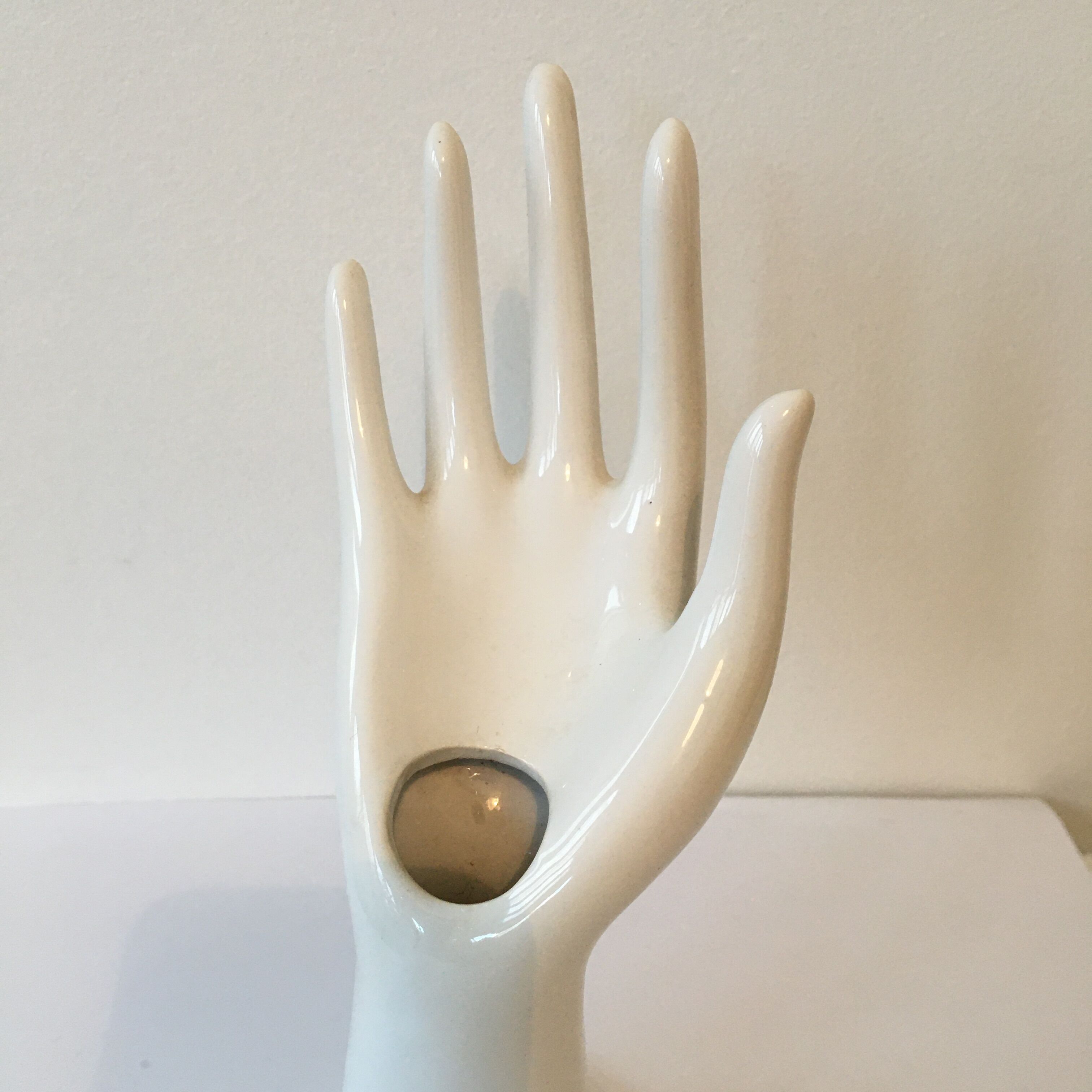 Hand soliflore wearing white ring