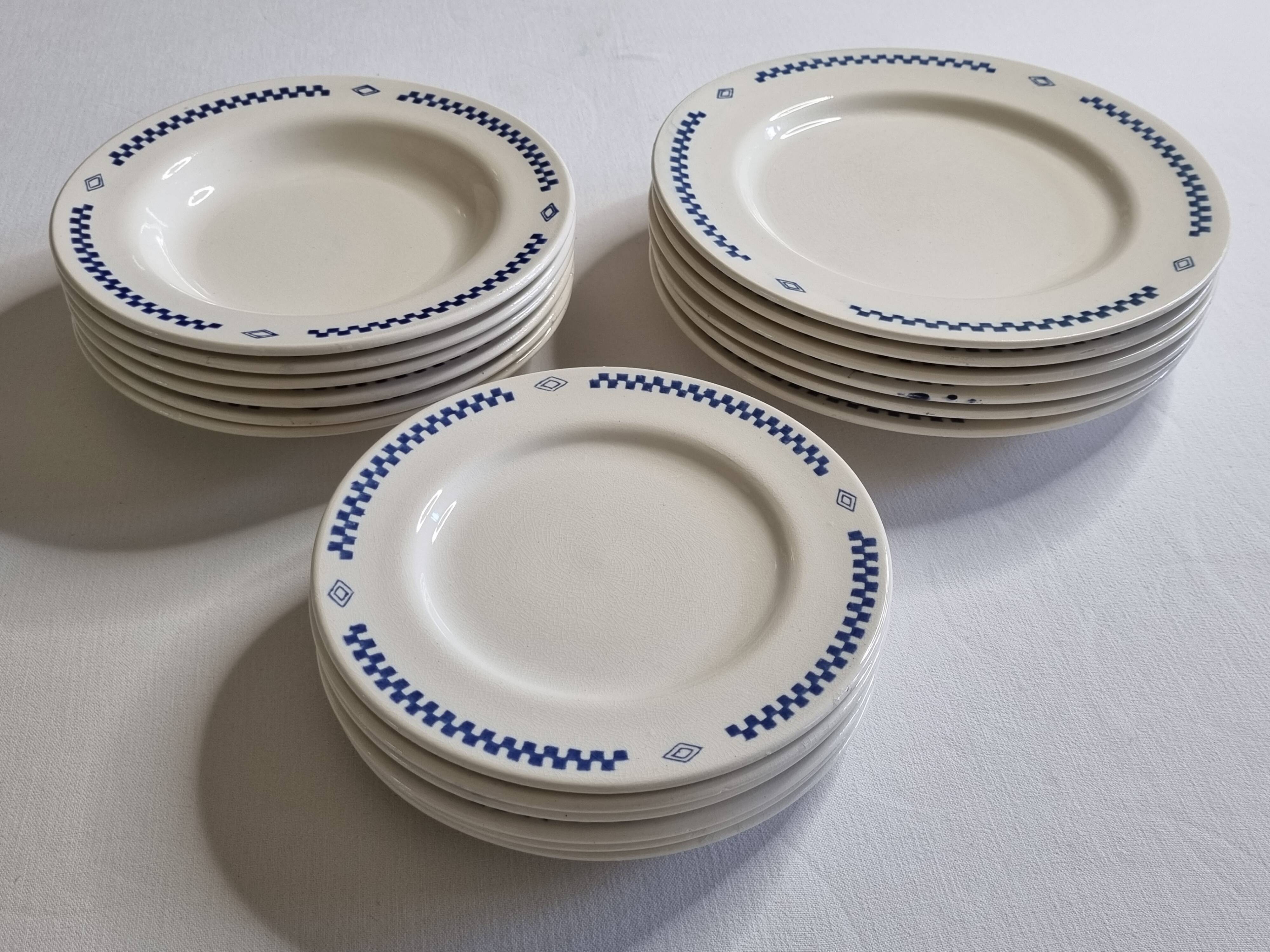 Service of 18 vintage dessert, hollow and flat plates with checkerboard pattern, 1950s