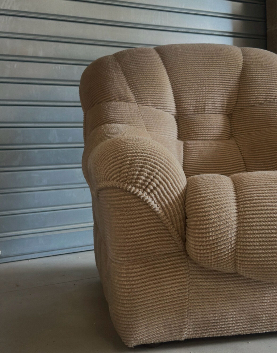 Paire de fauteuils vintage sculpturaux en tissu chenillé côtelé beige