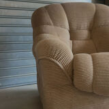 Paire de fauteuils vintage sculpturaux en tissu chenillé côtelé beige