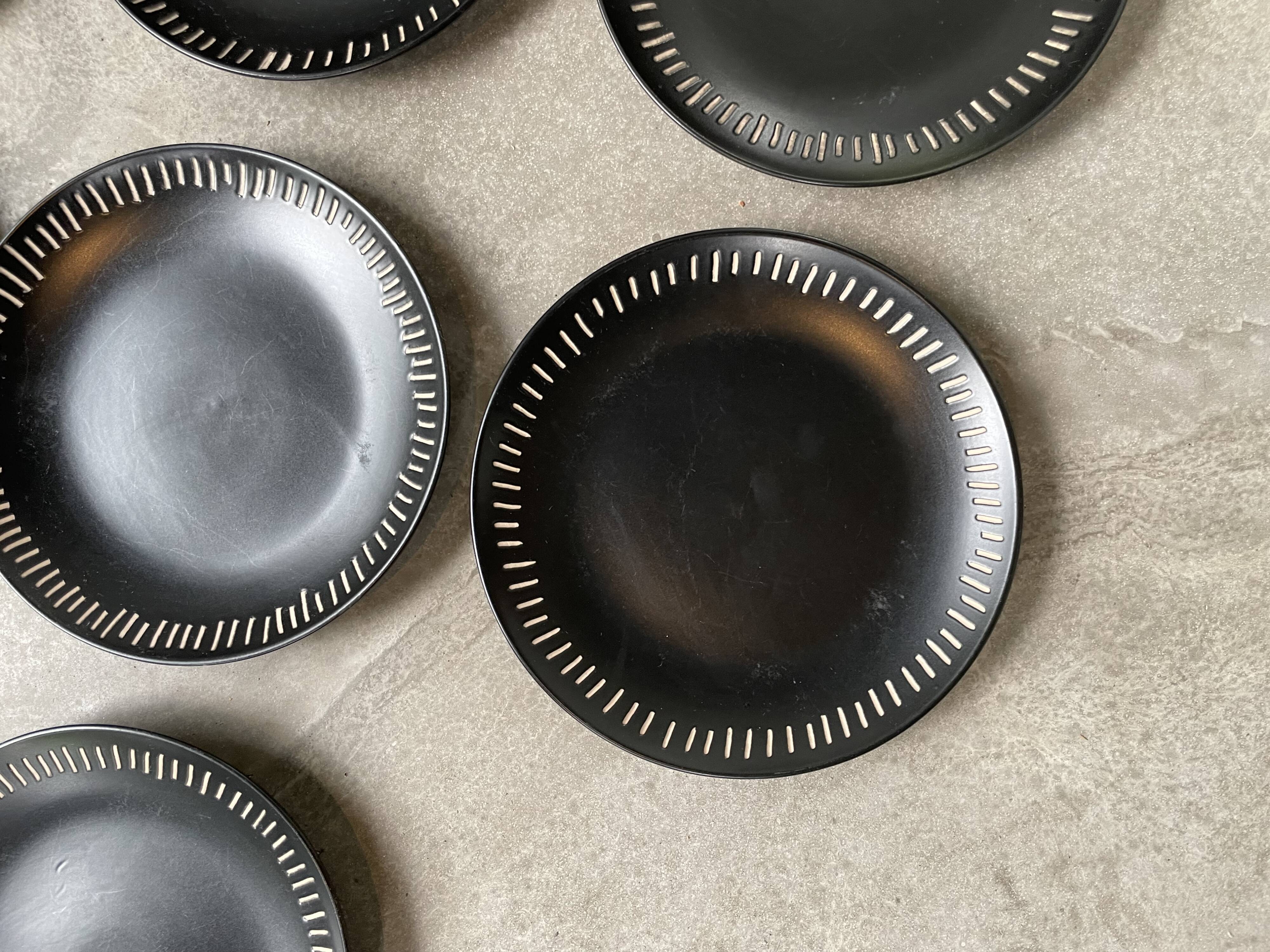 7 black ceramic plates