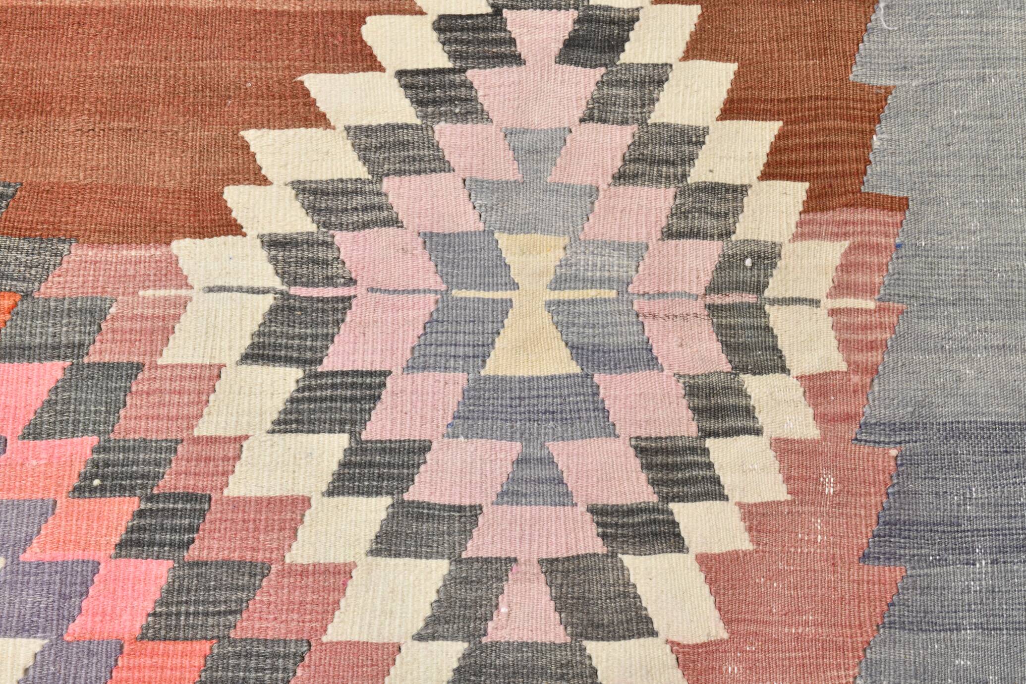 Tapis Kilim géométrique rouge et rose fait main 5x8, 160x238 cm