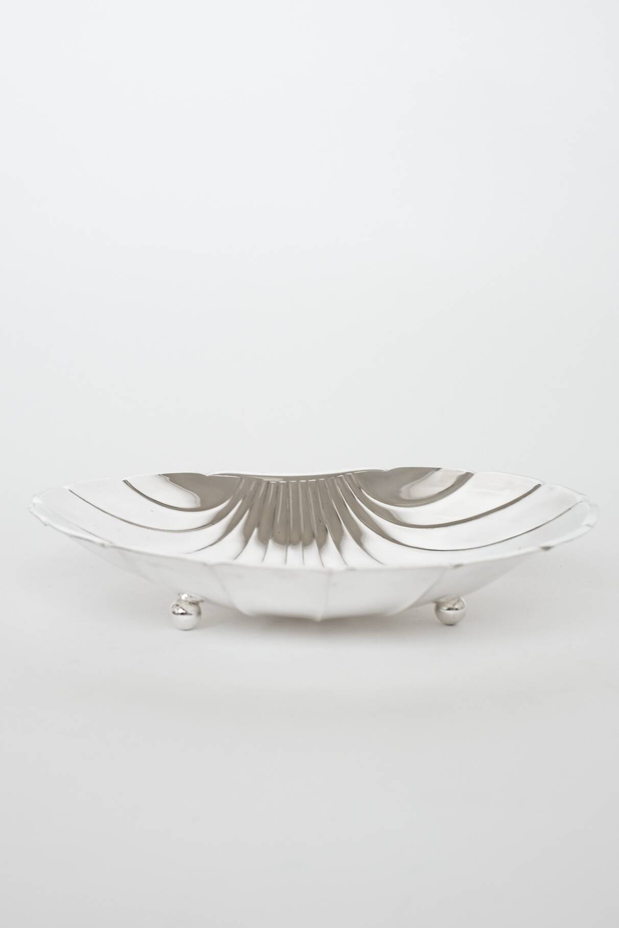 Grand plat en forme de coquillage plaqué argent