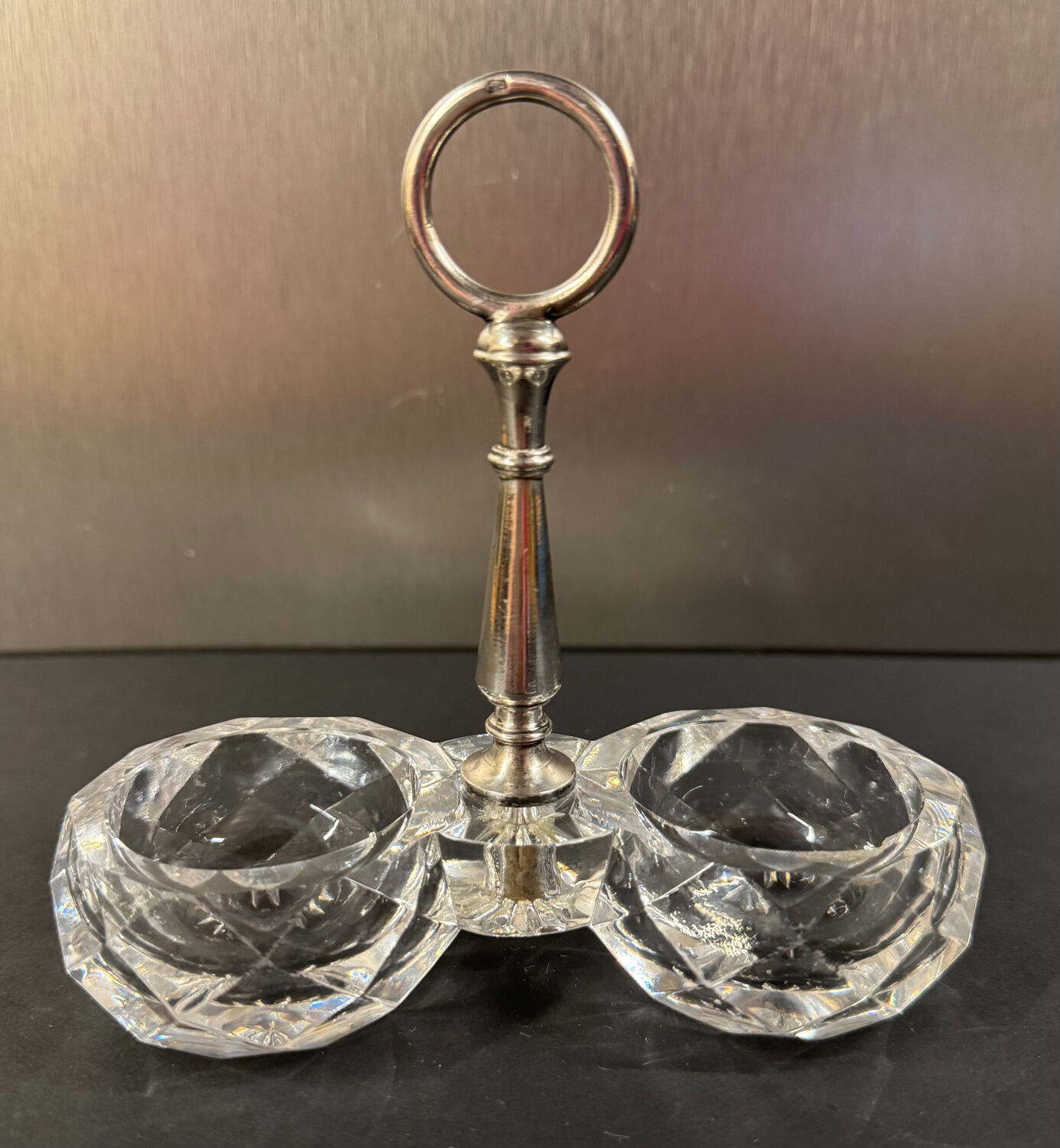Salière double en cristal taillé signée Baccarat avec monture en métal