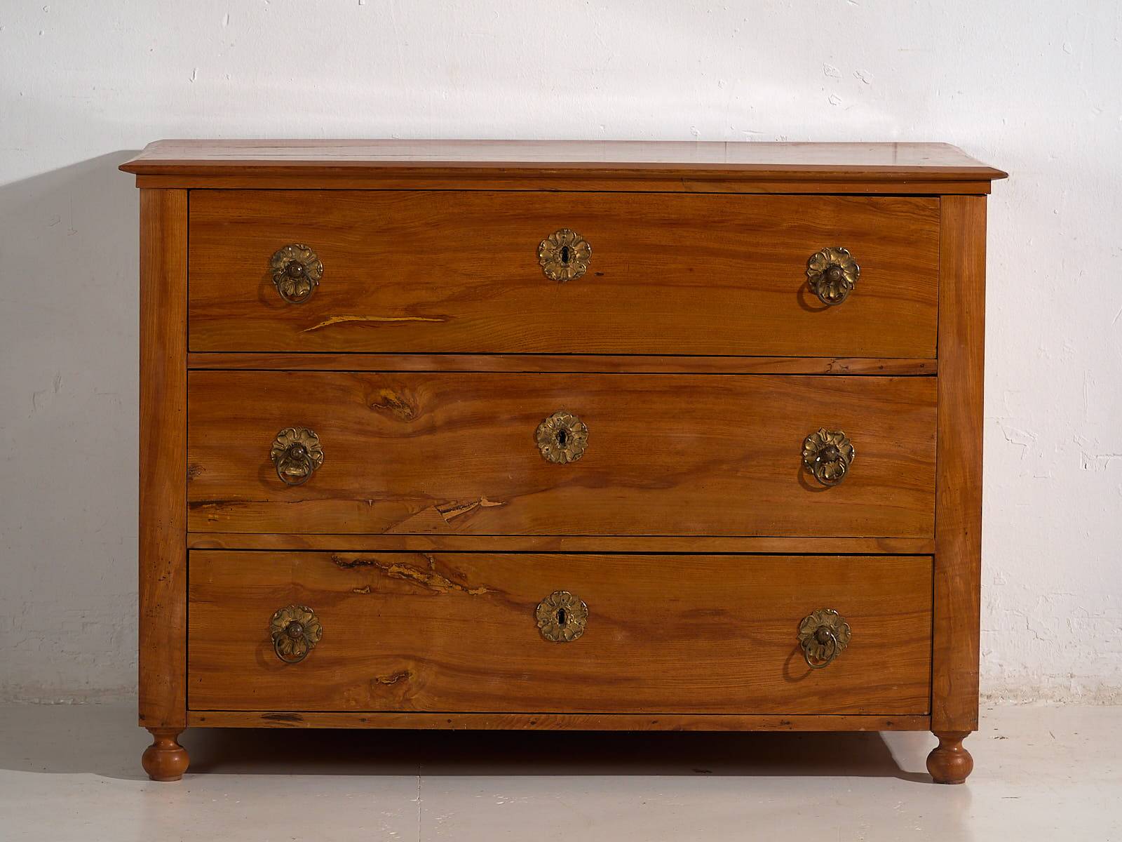 Ancienne commode Biedermeier avec ferrures en forme de fleurs (vers 1850)