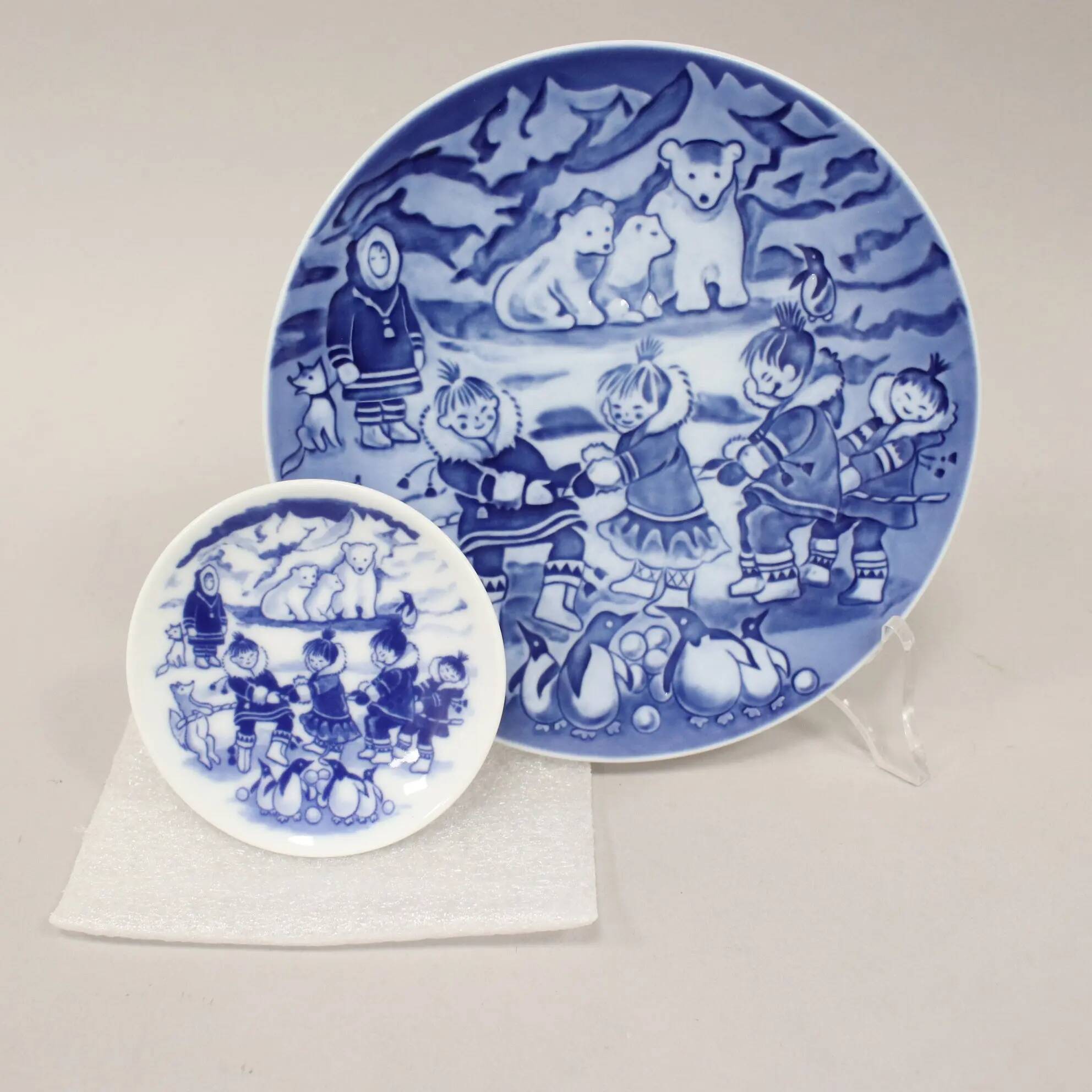 Royal Copenhagen blue porcelain Christmas plate for children 2005
