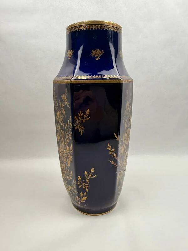 Vase octogonal en porcelaine de Limoges, bleu de four et décor doré, XXe siècle