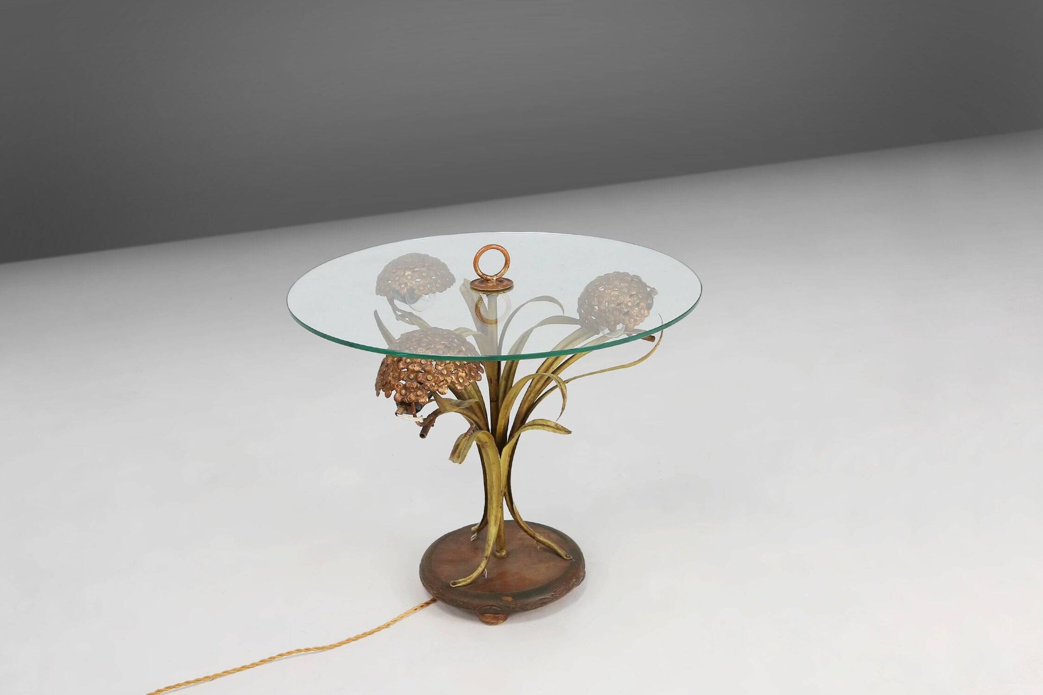 Table basse de style Hollywood Regency avec éclairage et fleurs en laiton, France