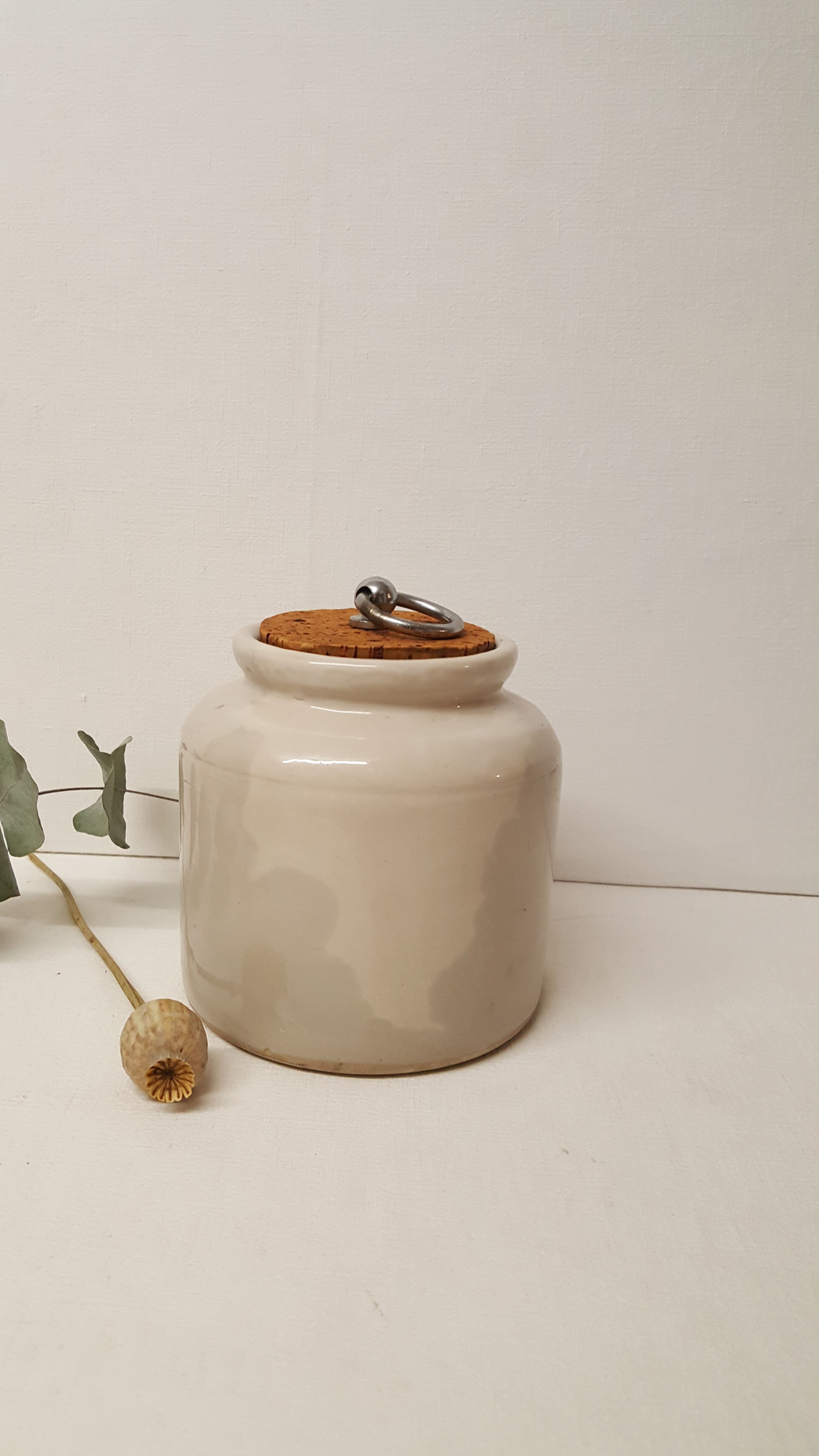 Sandstone pot with lid