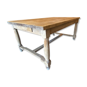 Farm table