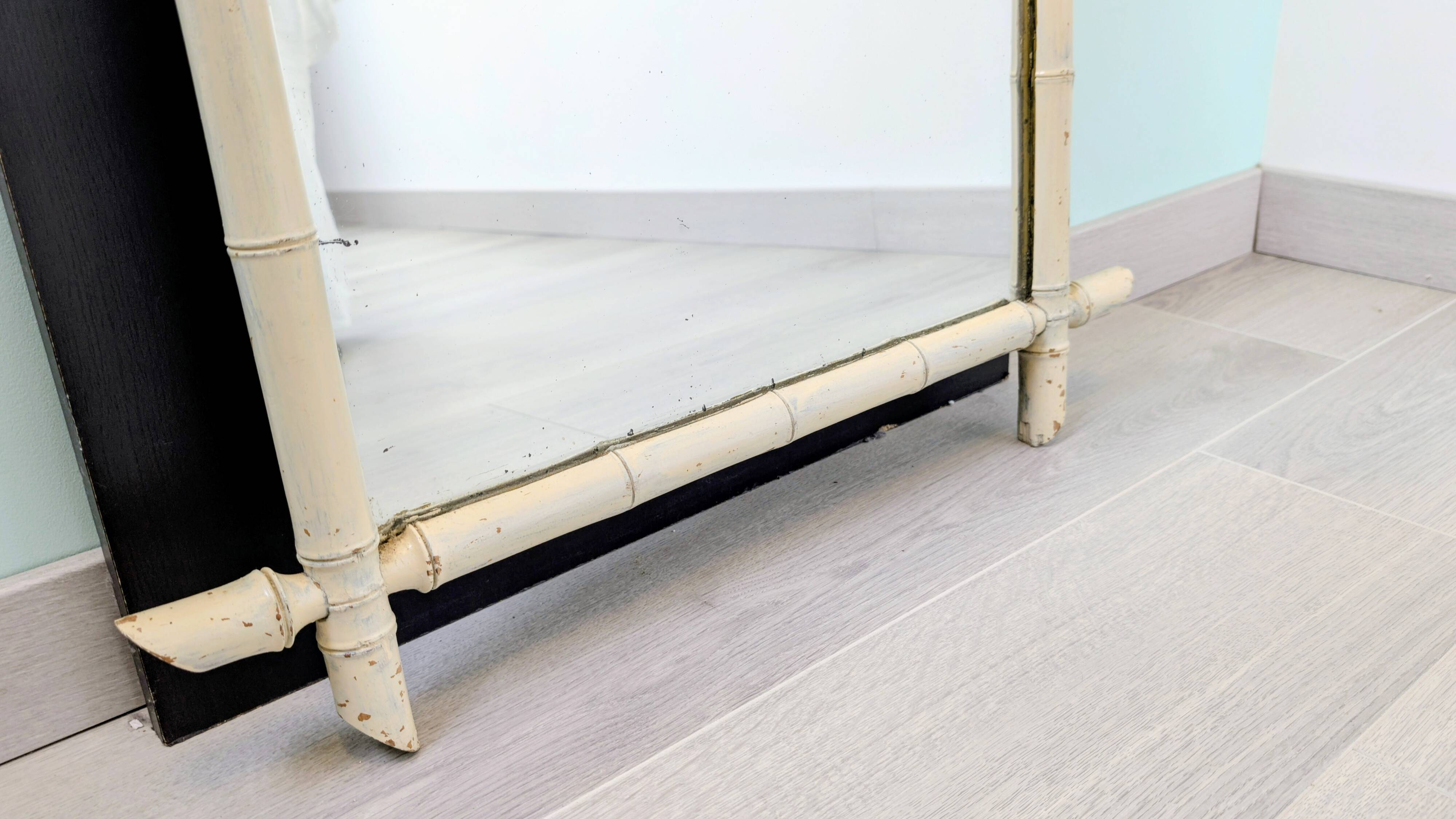 Vintage mirror with a bamboo spirit painted white – Graphic elegance and exoticism