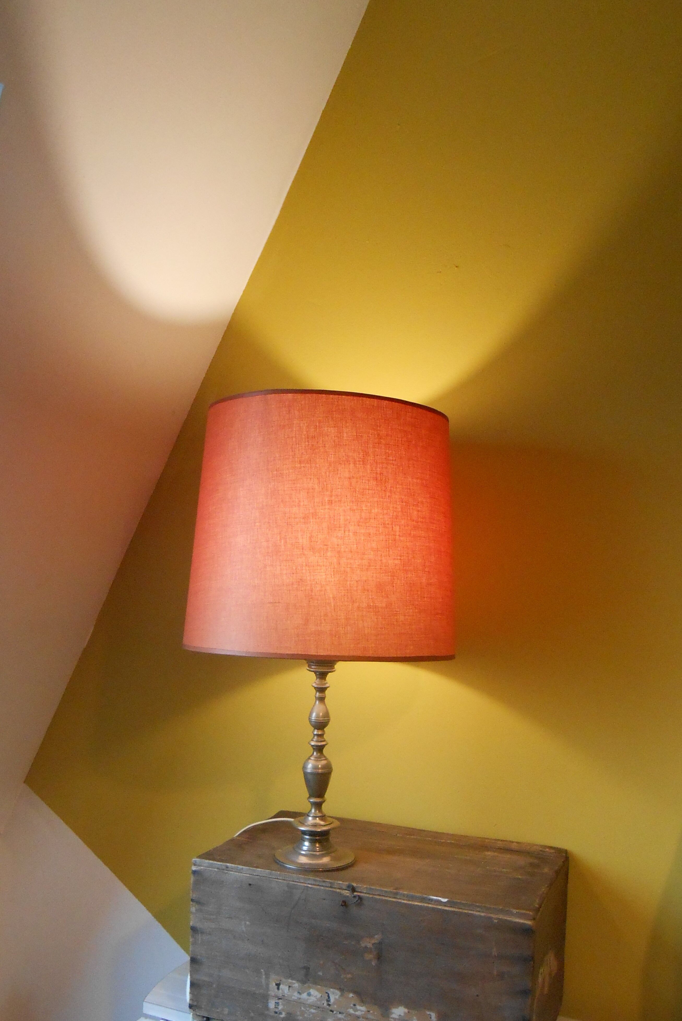 Lampe avec pied en métal torsadé