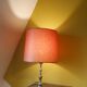 Lampe avec pied en métal torsadé
