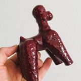 Chien en céramique émaillée rouge.