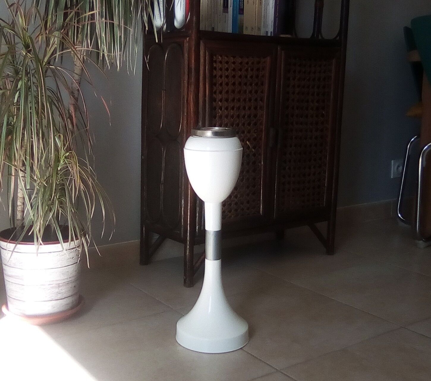 Ashtray on foot tulip, patentatto, Italy 60/70 years