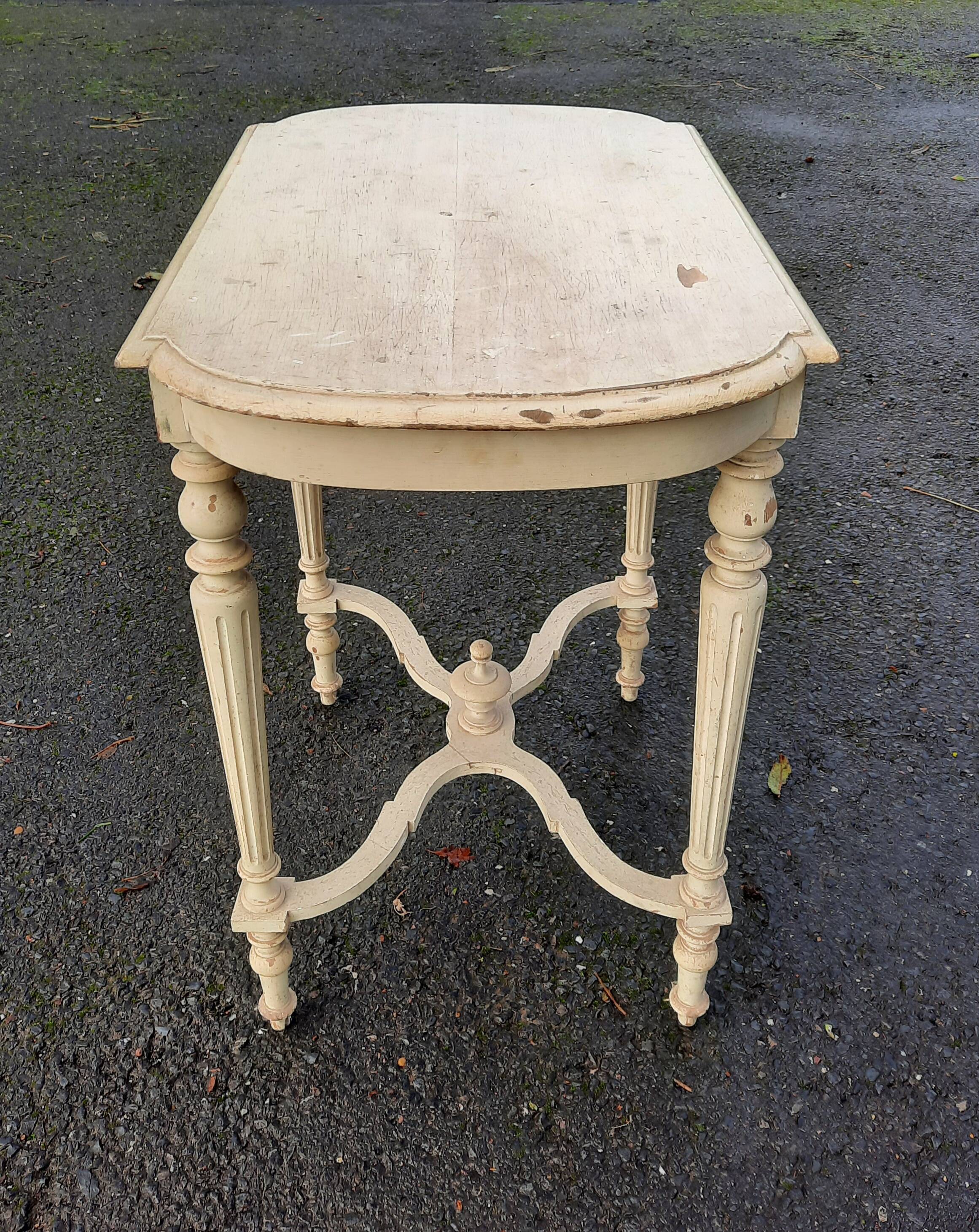 Center table in white lacquered wood