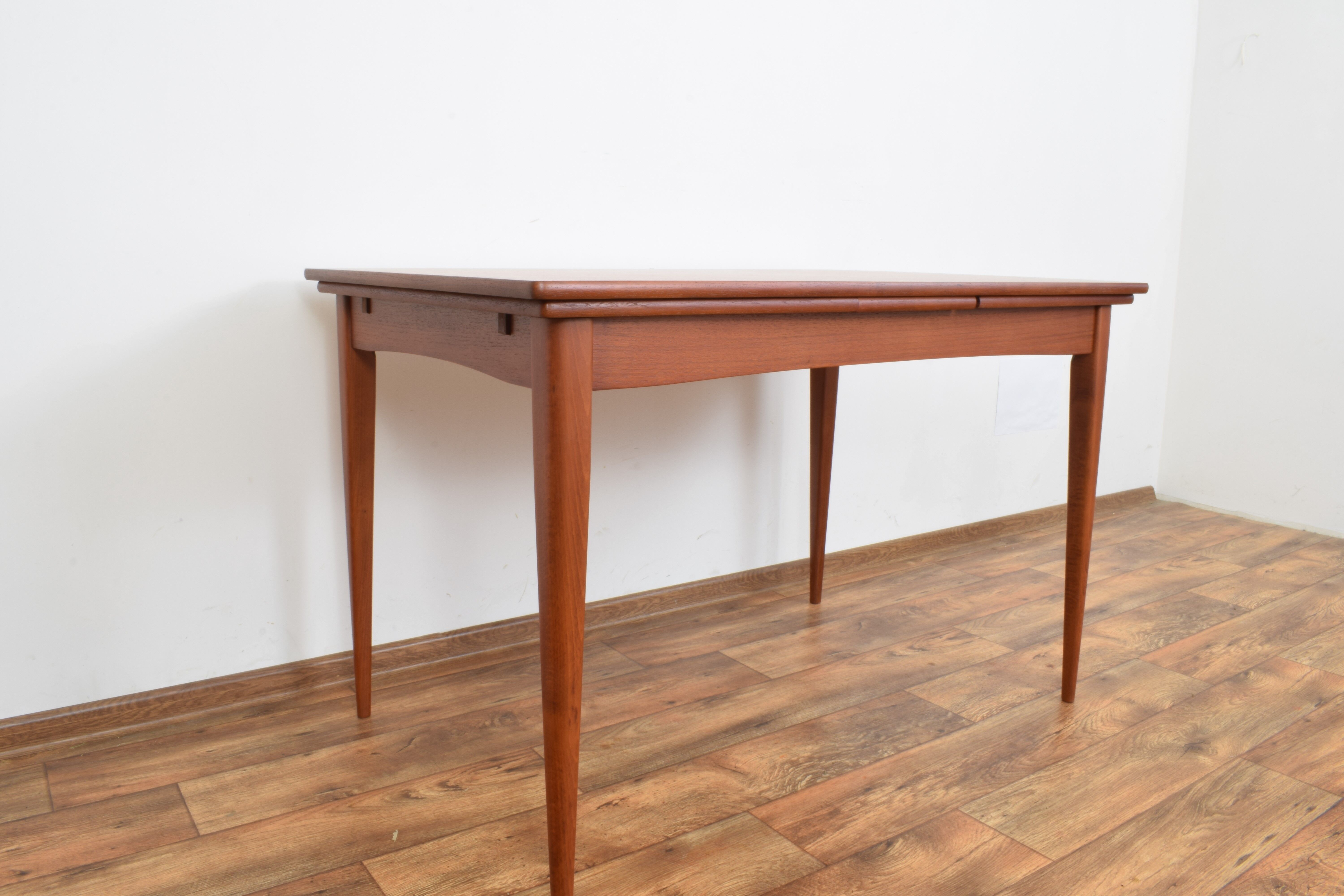 Extendable dining table from Friedrich A.