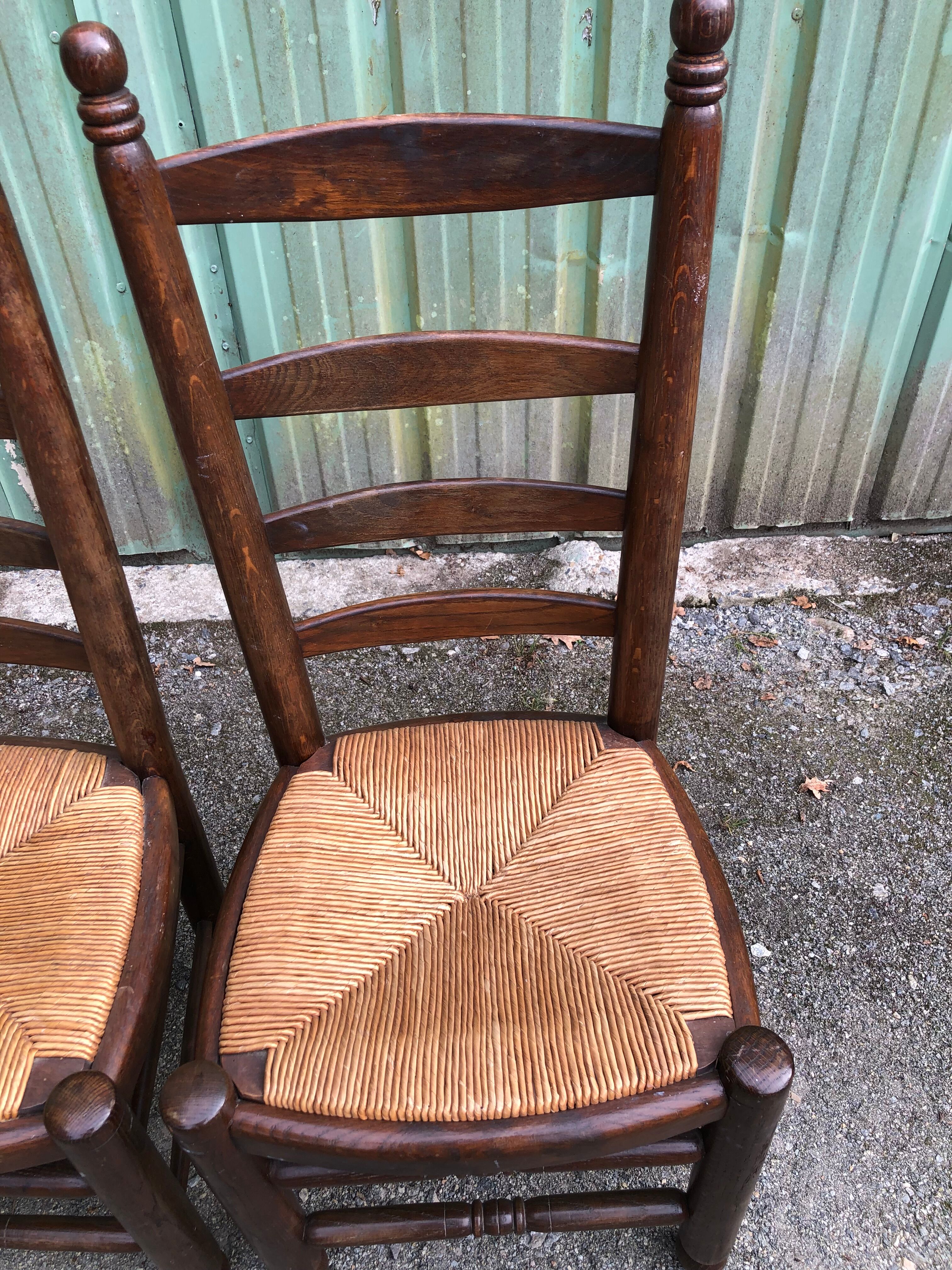 Duo of vintage rustic straw straw chairs in oak.