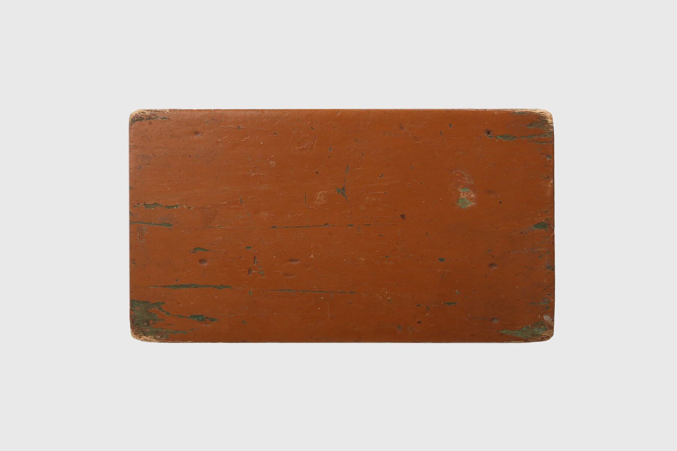 Tabouret bas rustique français en bois peint en terre cuite, années 1890.