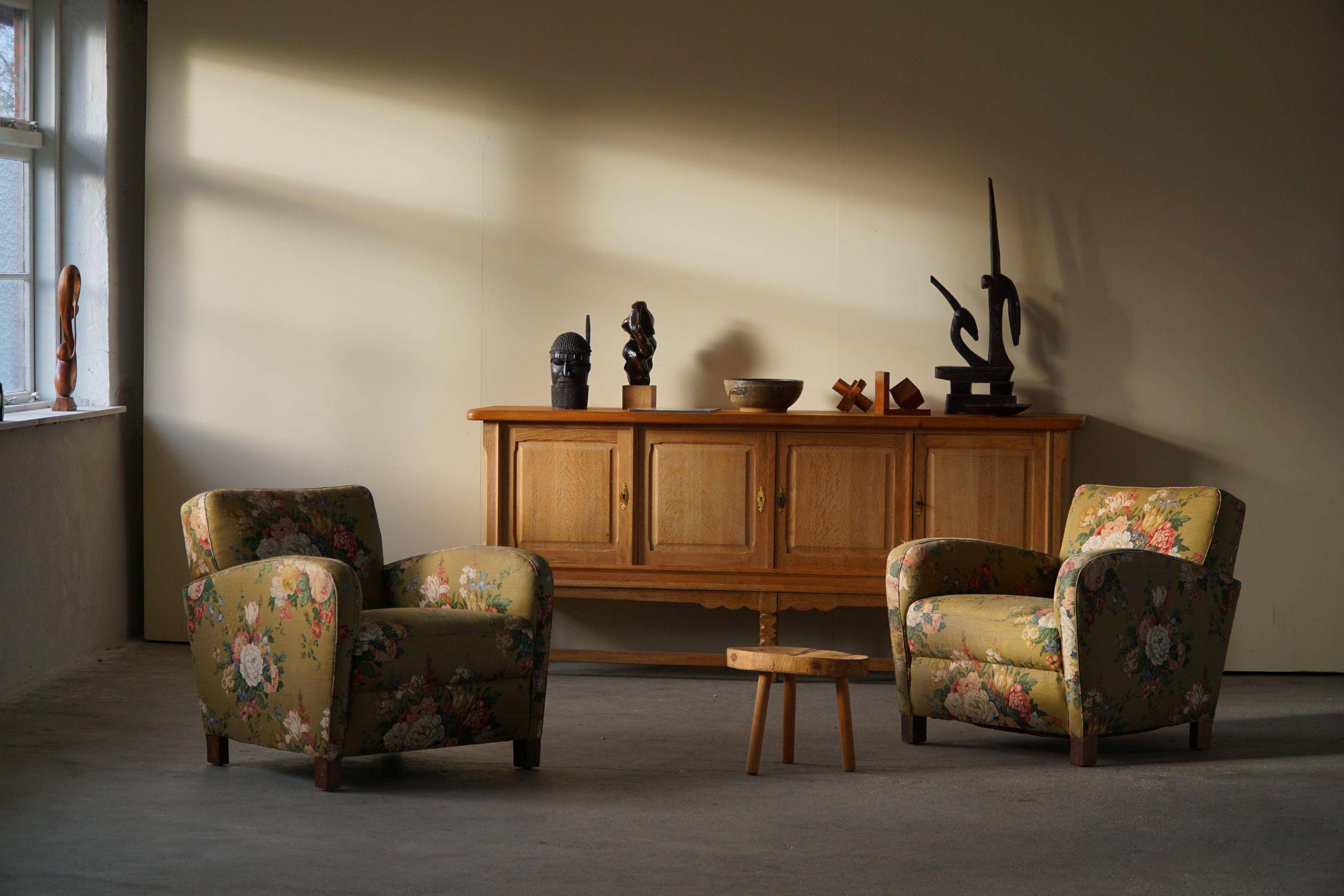 Pair of curved Danish modern lounge chairs, original fabric, Fritz Hansen, 1940.