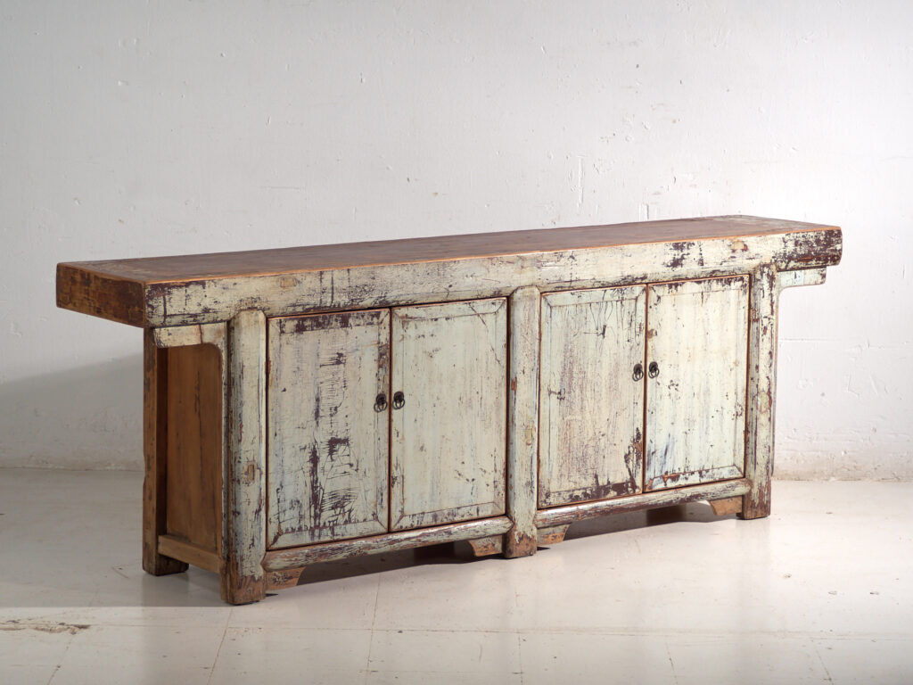 Buffet d’autel ancien laqué en bois de pin – Chine, vers 1900