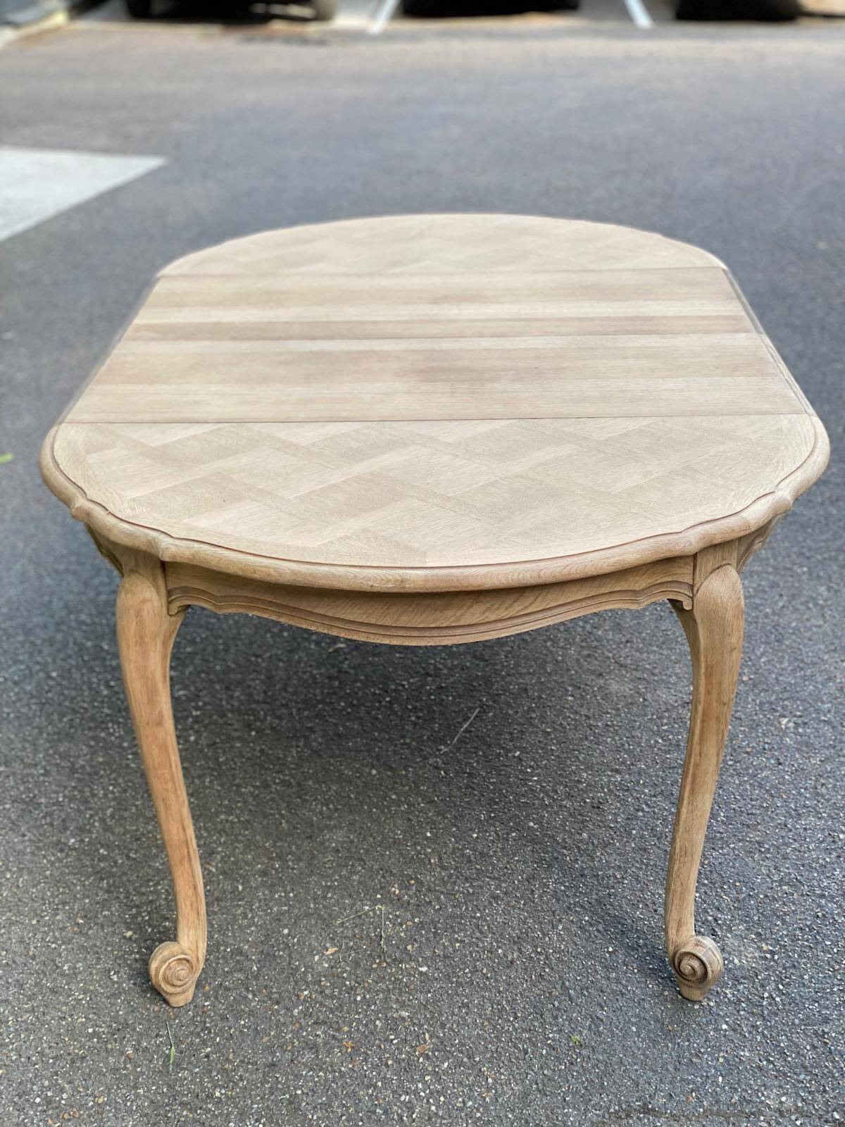 Extendable round Louis XV dining table, renovated in raw wood, 20th century, 200cm