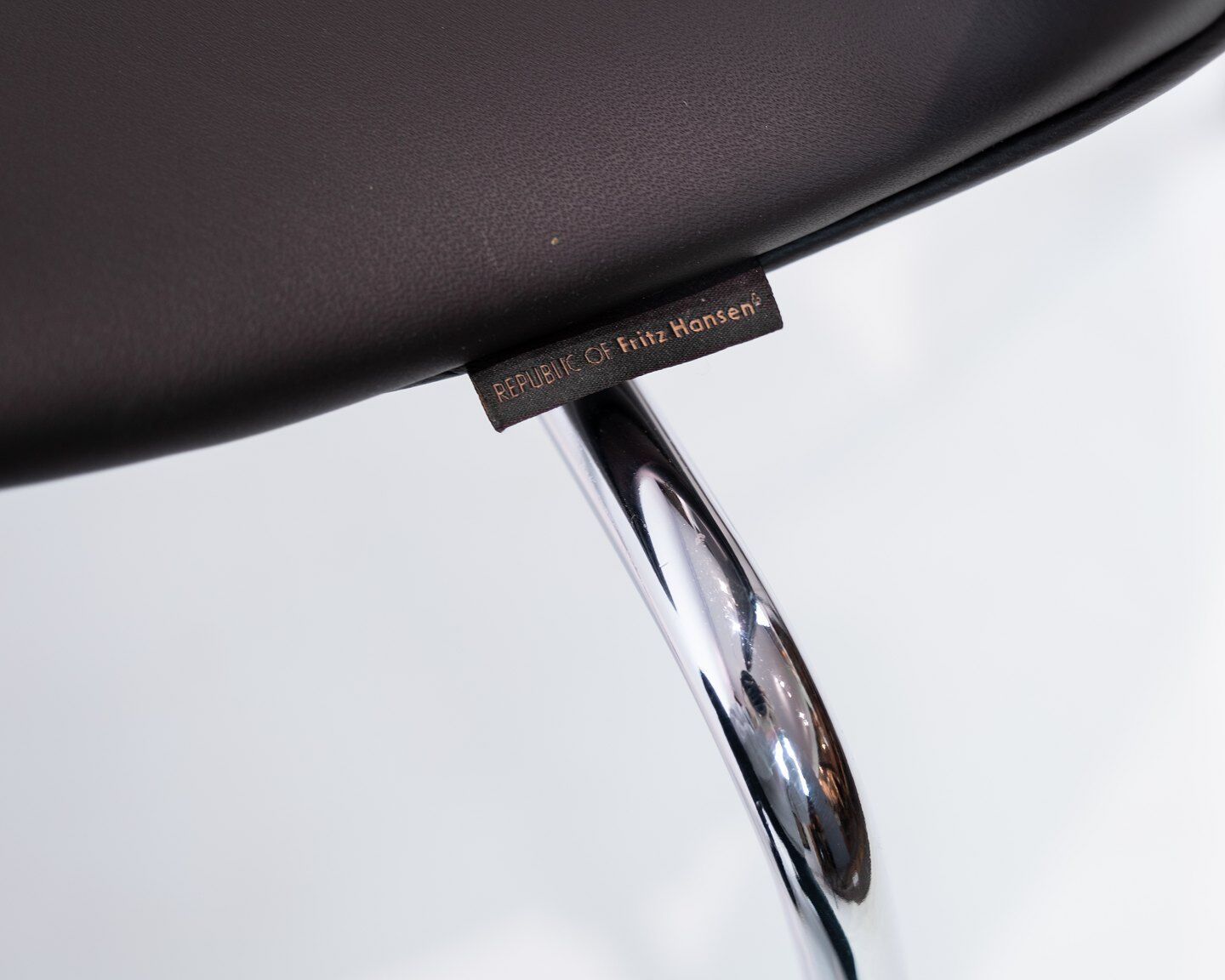 Seven chair, model 3107, designed by arne jacobsen and manufactured by fritz hansen.