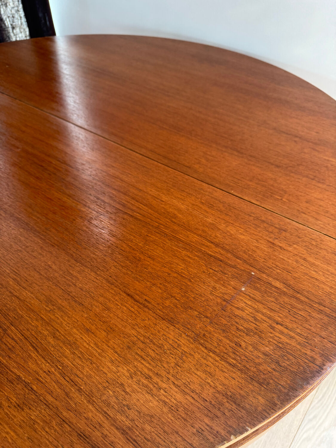 Round table with butterfly extension 70s