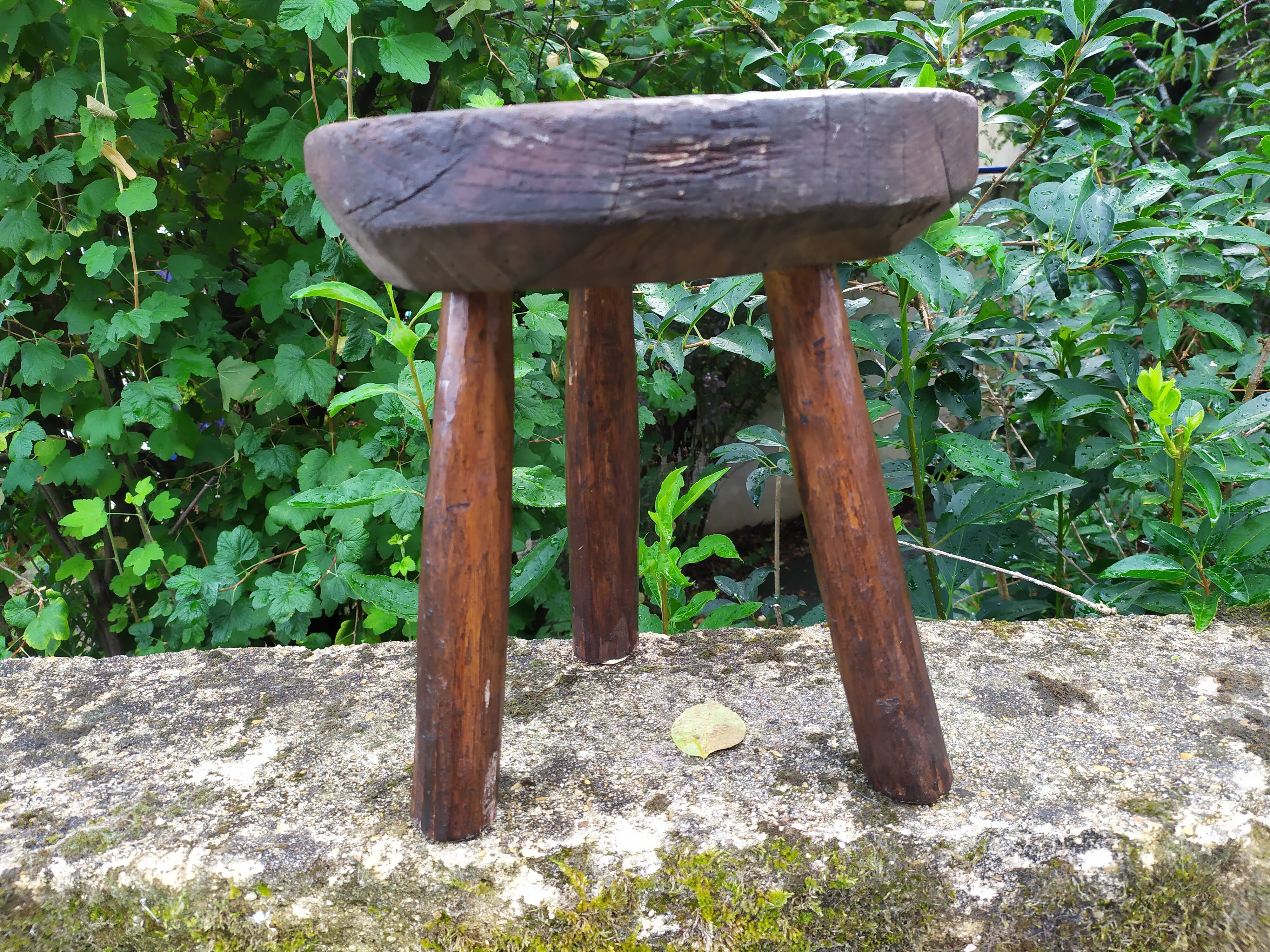 Tabouret tripode en bois brut