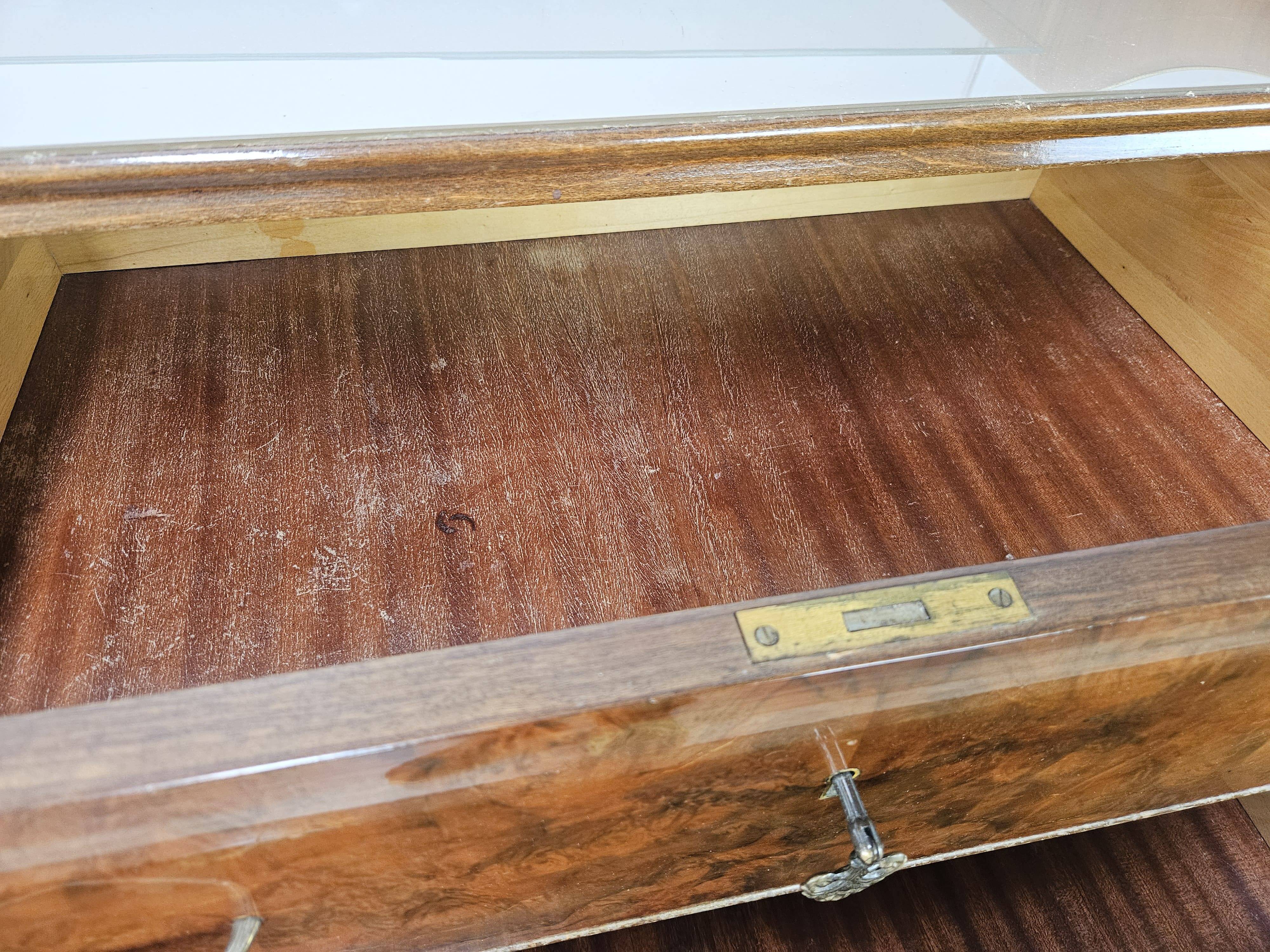 Commode en noyer avec dessus en verre double.
