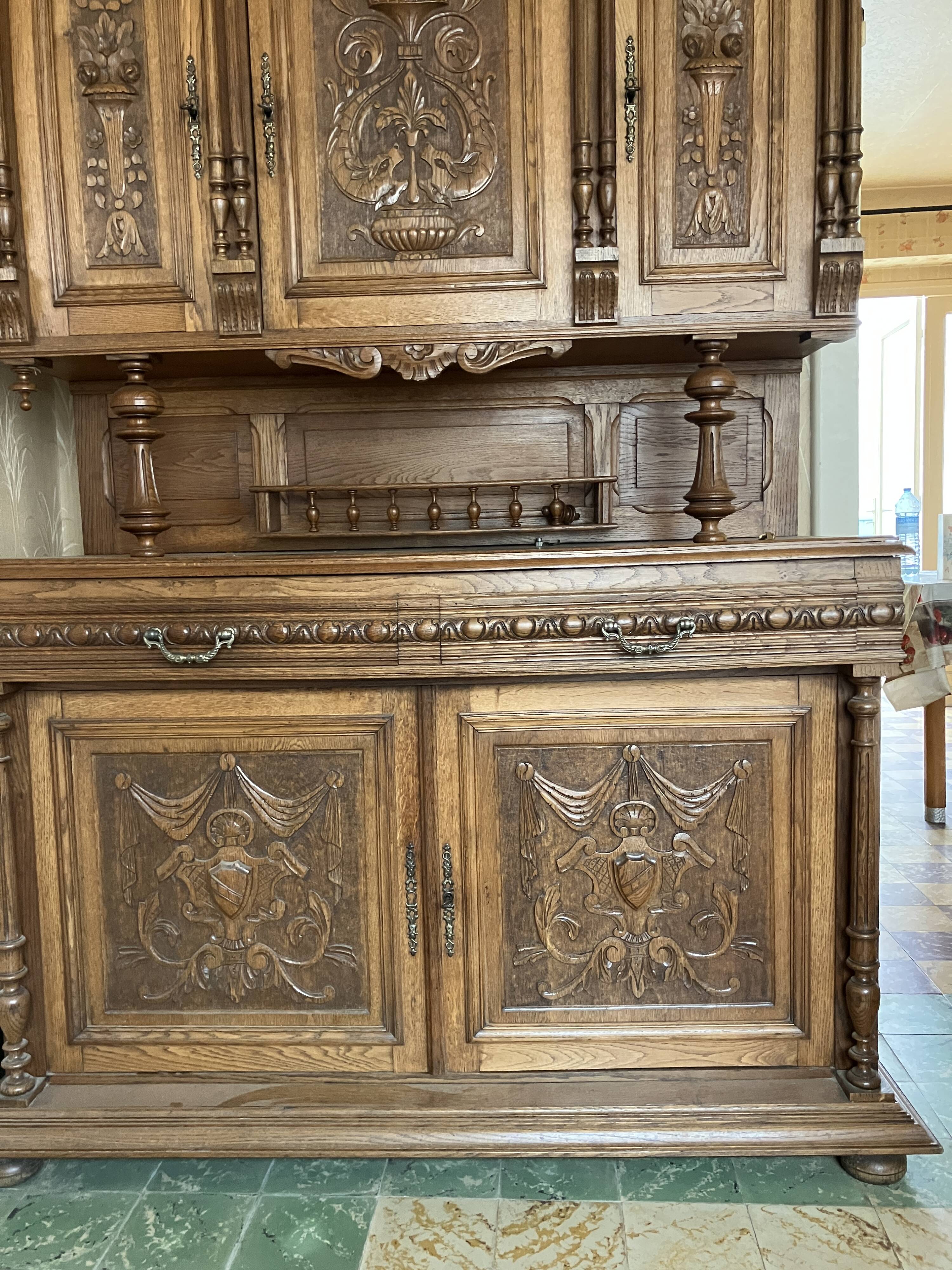 Buffet sculpté dans le style Henri II