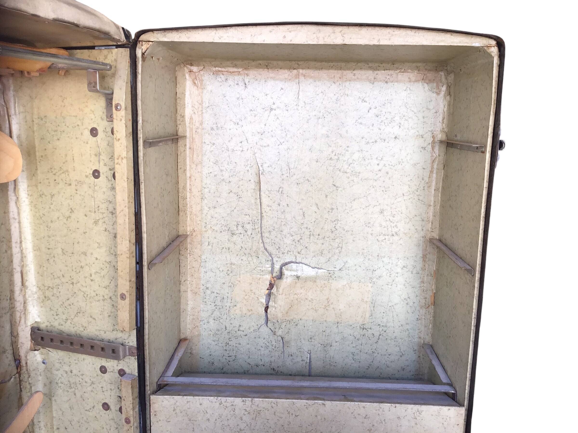 Antique vertical cabin trunk – 109 cm – parchment interior