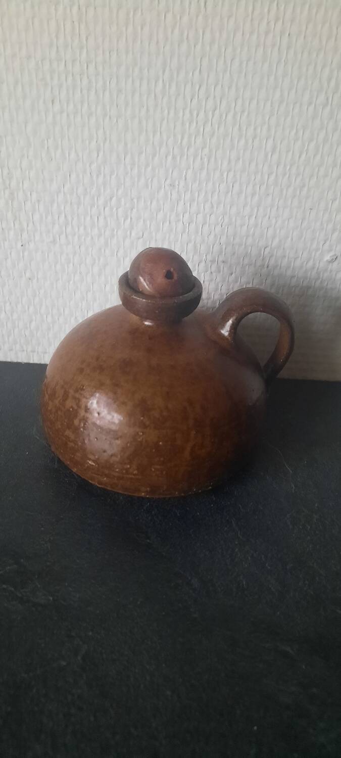 Carafe en céramique marron