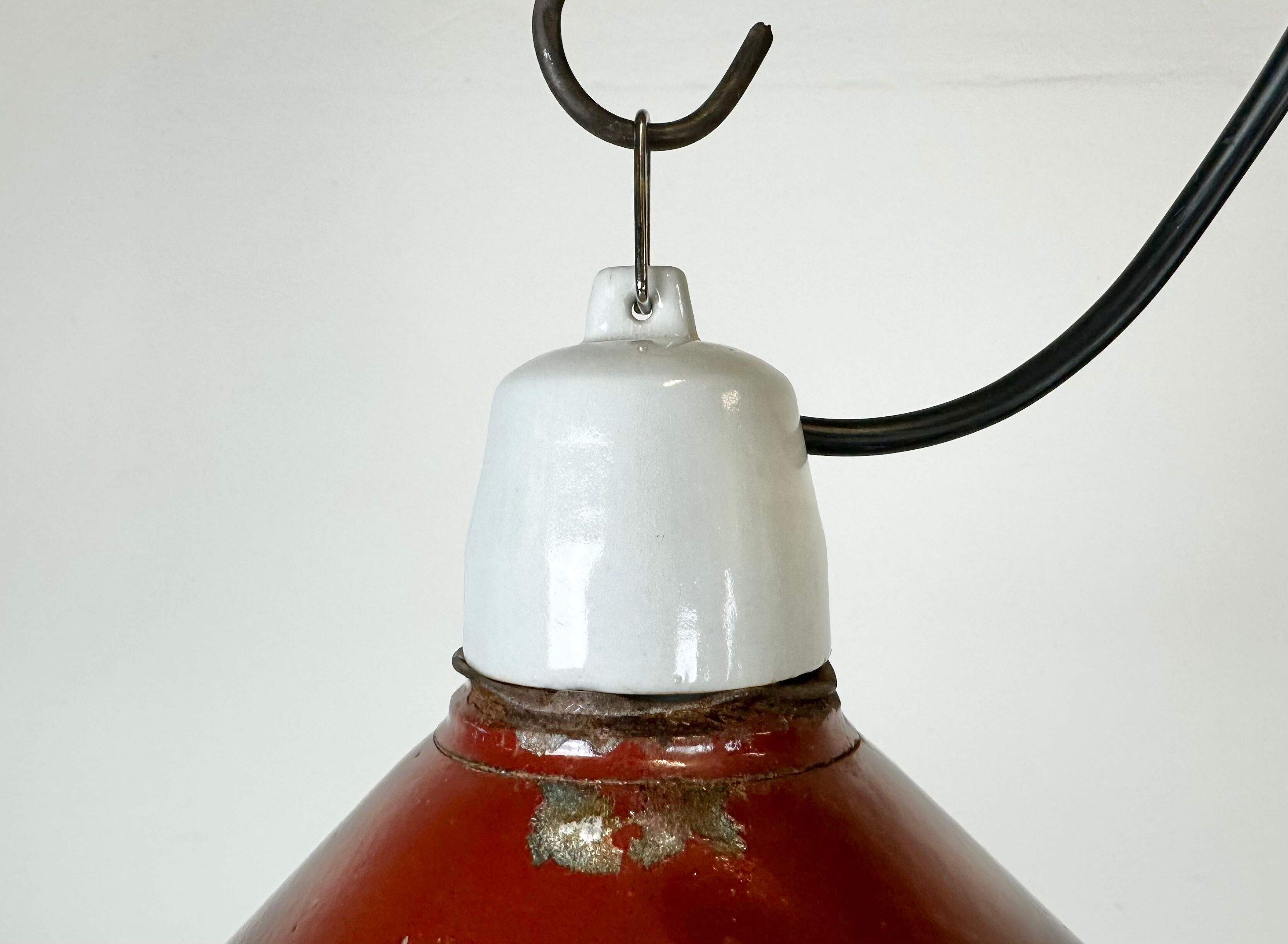 Suspension industrielle en émail rouge, années 1970