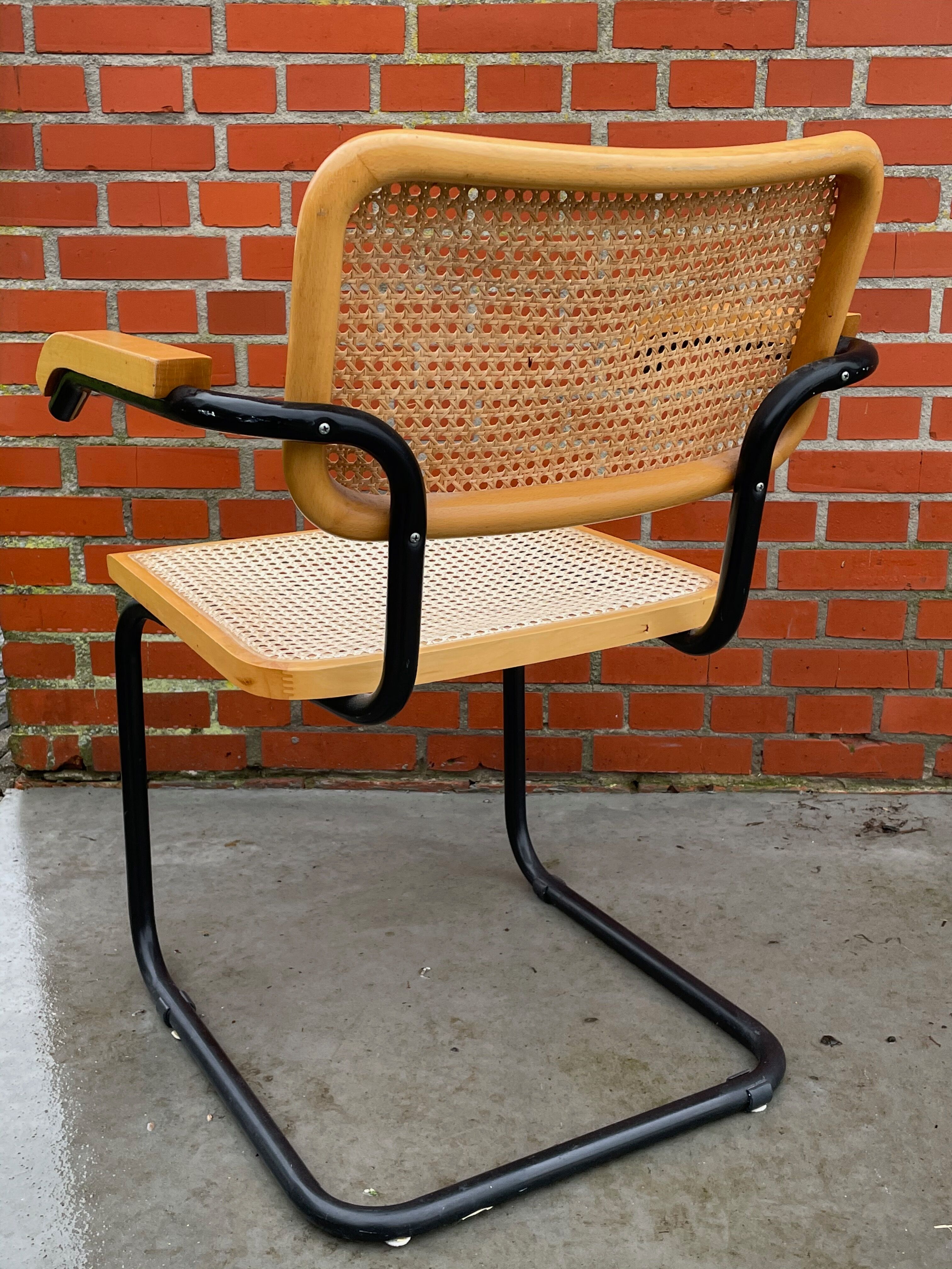Chaise modèle Cesca conçue par Marcel Breuer avec accoudoirs à structure noire