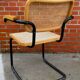 Chaise modèle Cesca conçue par Marcel Breuer avec accoudoirs à structure noire