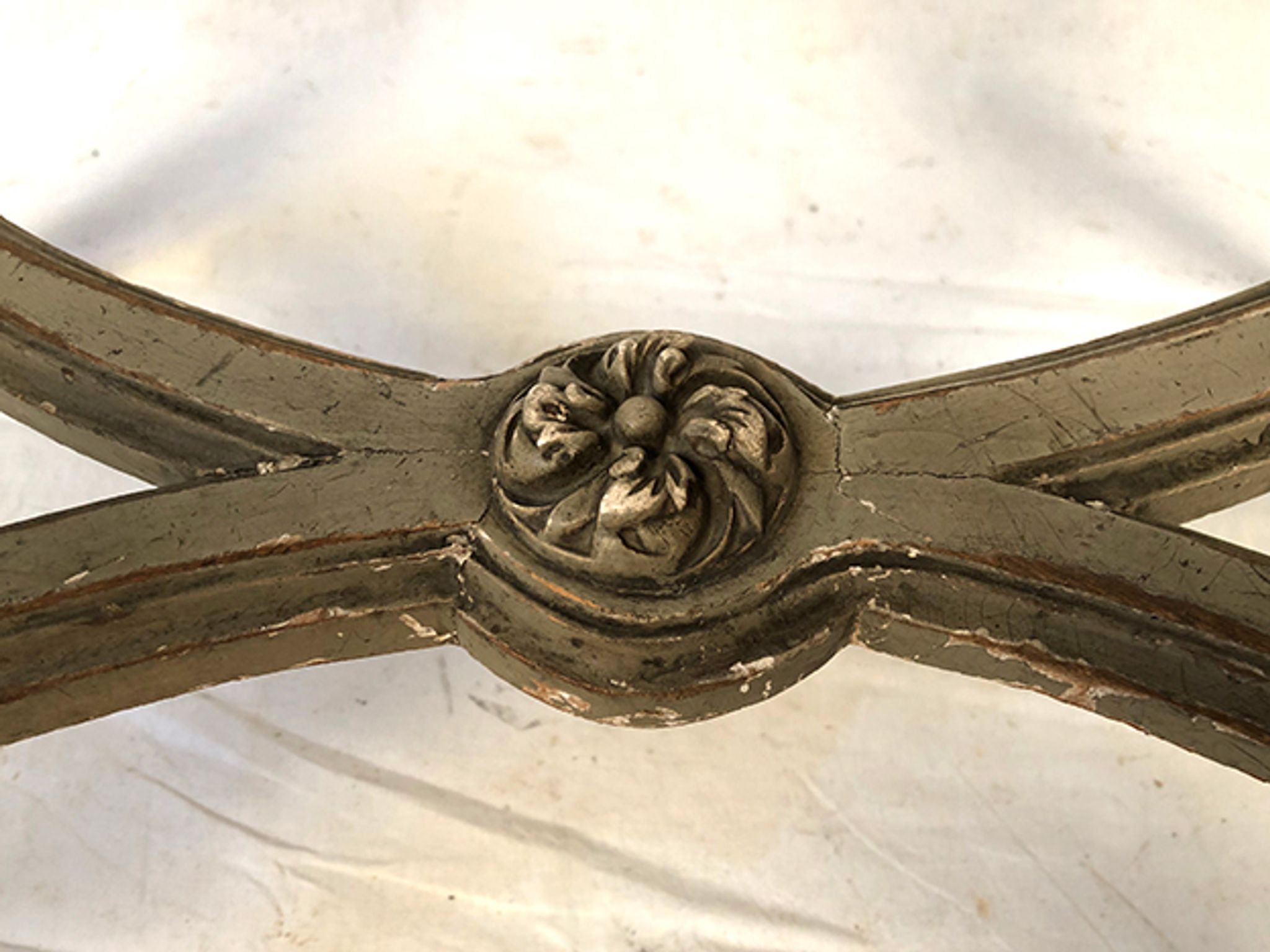 Guéridon ovale de style Louis XVI en bois laqué gris