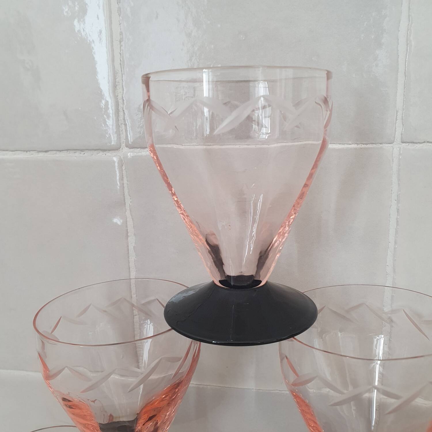 Verre Art déco gravé rose et noir