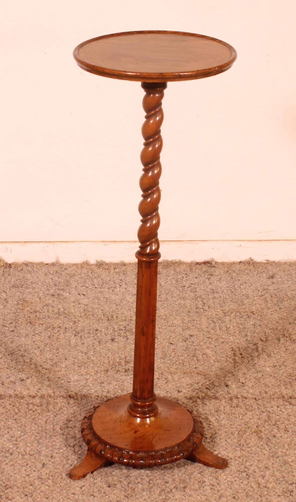 Small guéridon called tea table in walnut - 19th century stamped Holland and So.