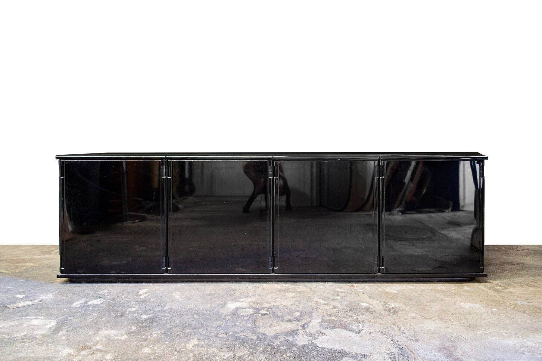 Larco credenza in black lacquered wood by Gianfranco Frattini for Molteni, Italy, 1970s.